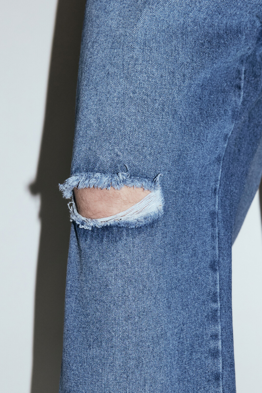 Джинсы прямые с открытыми срезами и рваным коленом - цвет голубой - 7