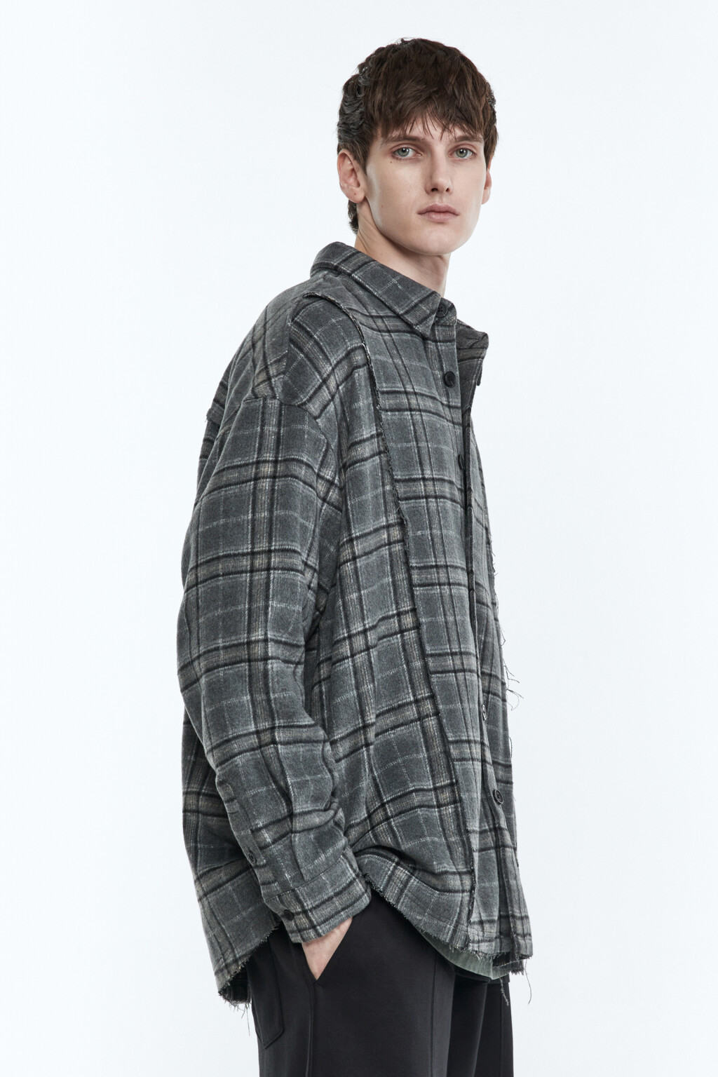 Рубашка клетчатая с открытыми срезами - цвет серый - 4