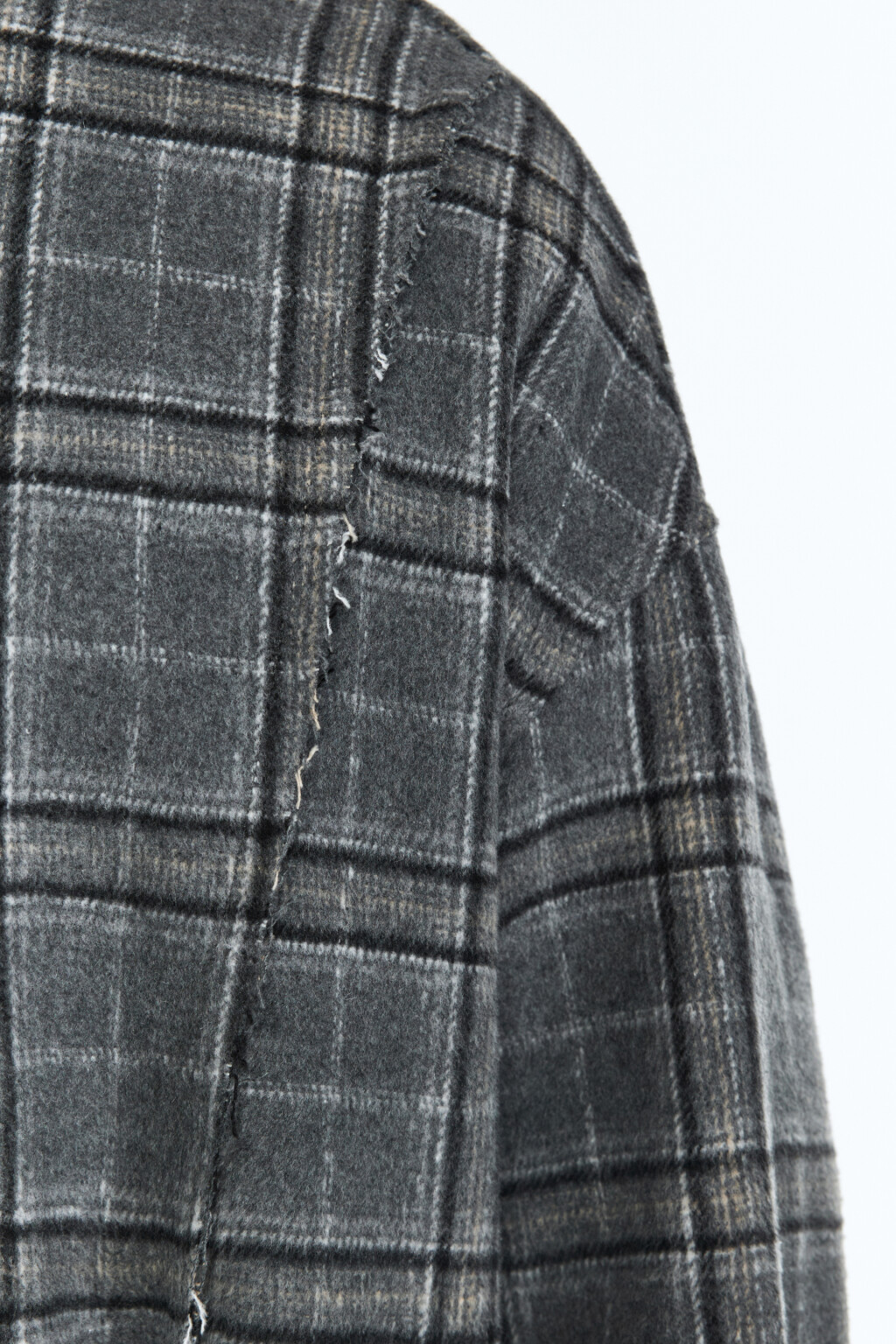 Рубашка клетчатая с открытыми срезами - цвет серый - 8