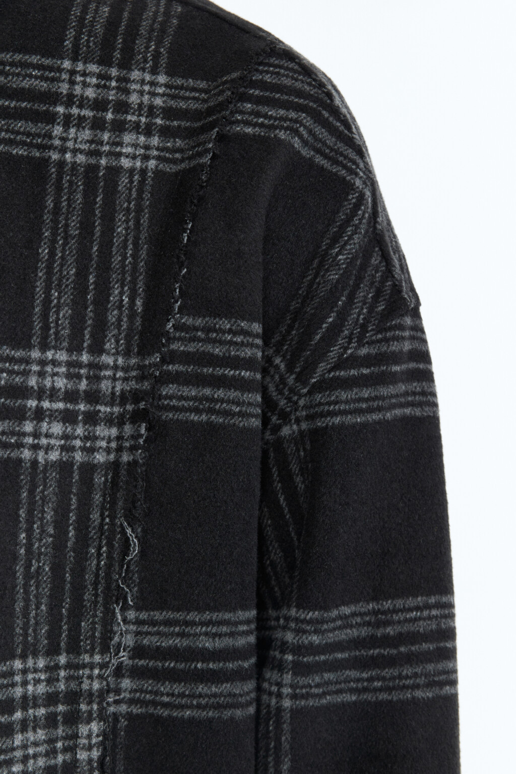 Рубашка клетчатая с открытыми срезами - цвет черный - 7