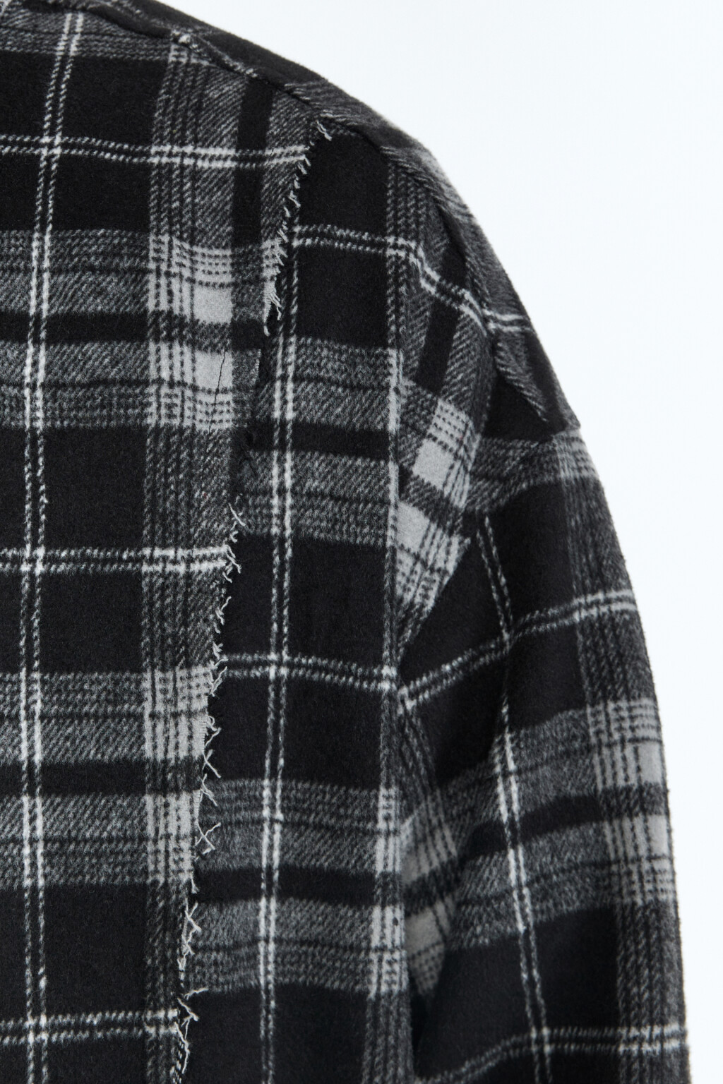 Рубашка клетчатая с открытыми срезами - цвет черный - 8