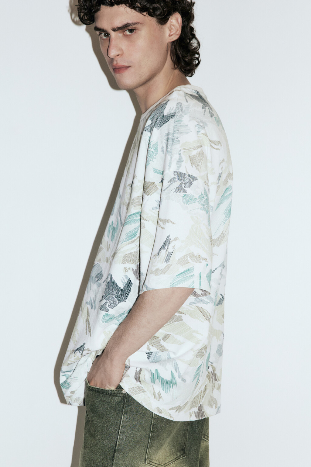 Футболка oversize с принтом-абстракцией - цвет белый - 2