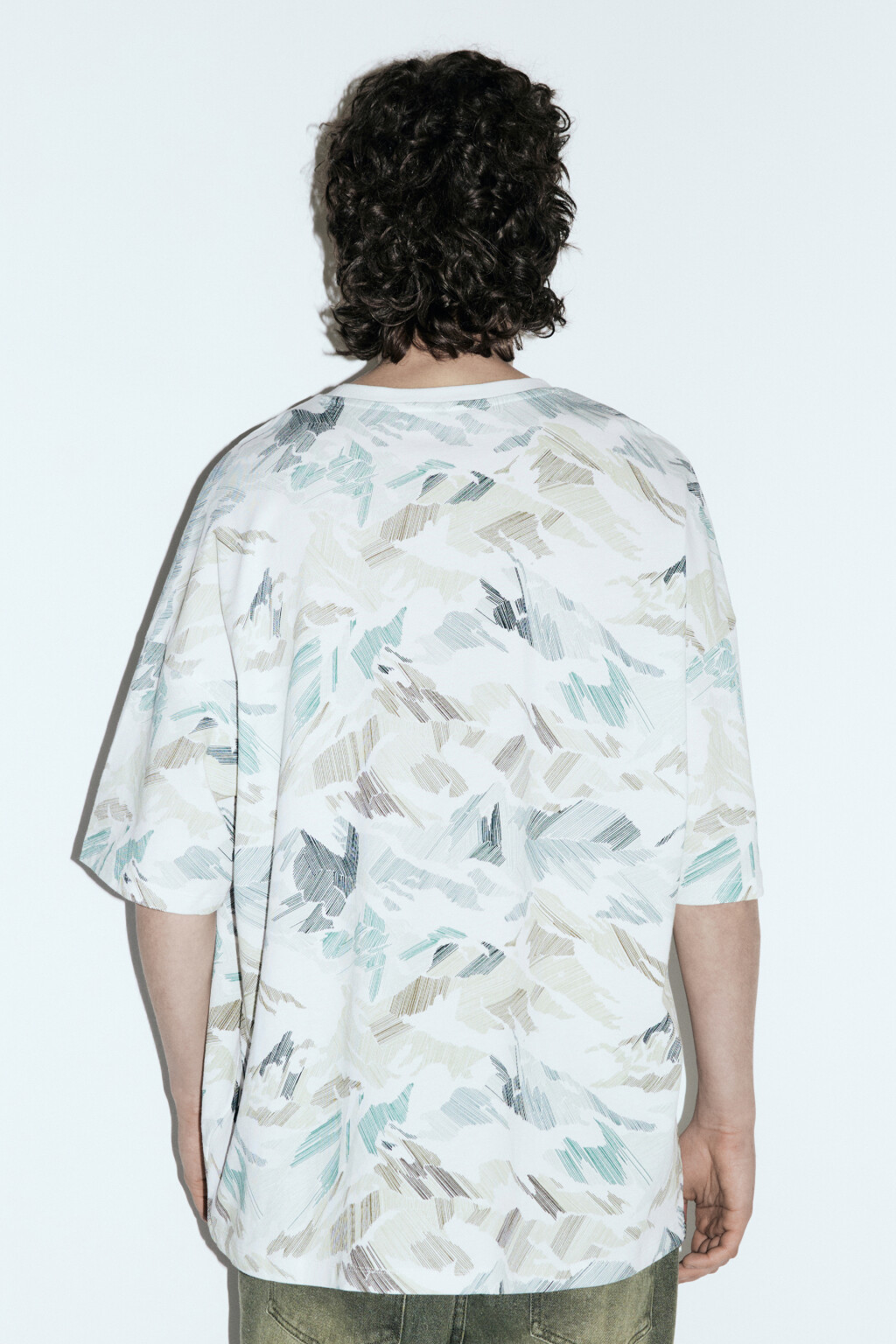 Футболка oversize с принтом-абстракцией - цвет белый - 5