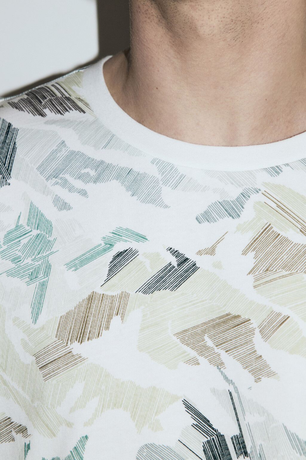 Футболка oversize с принтом-абстракцией - цвет белый - 6