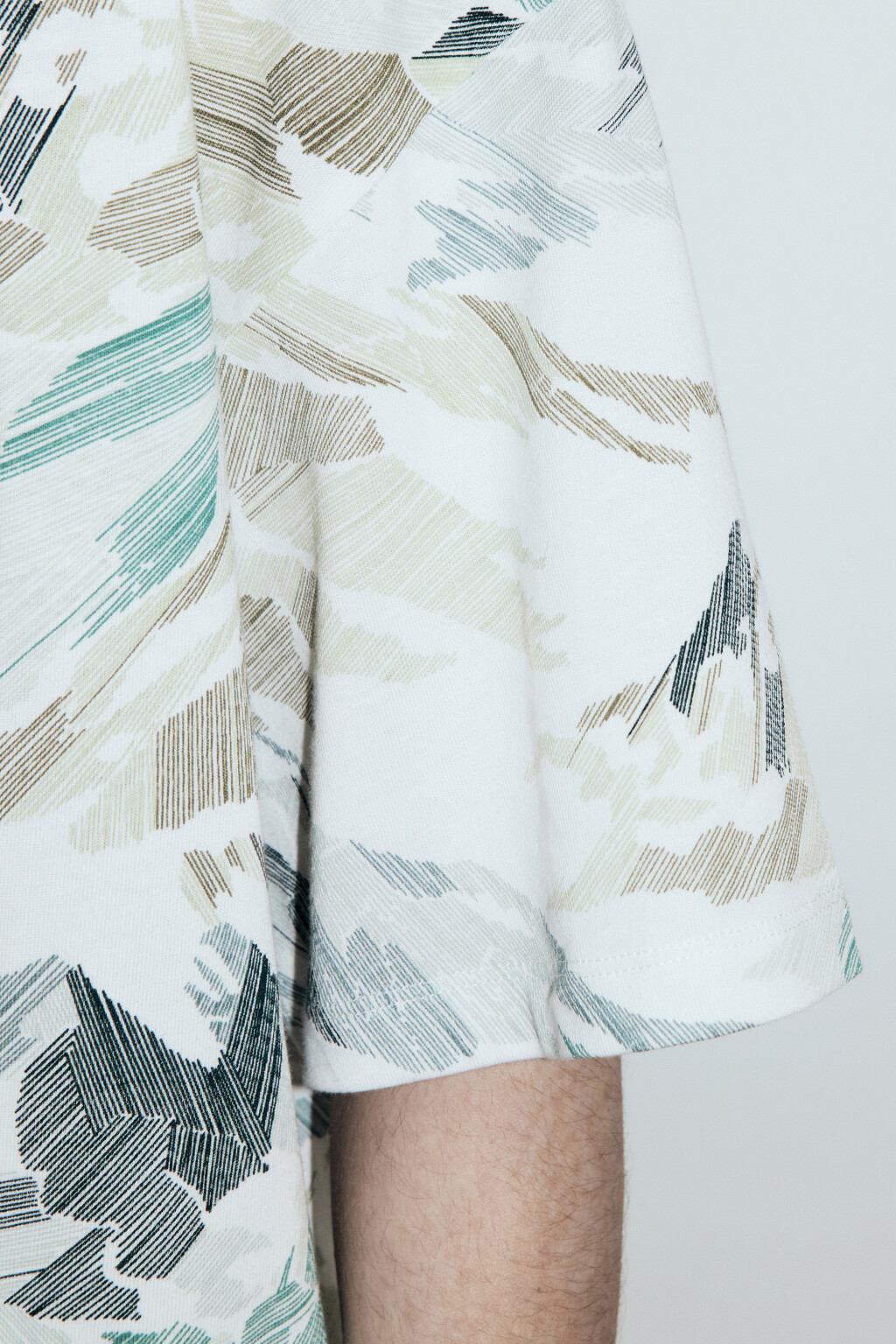 Футболка oversize с принтом-абстракцией - цвет белый - 7