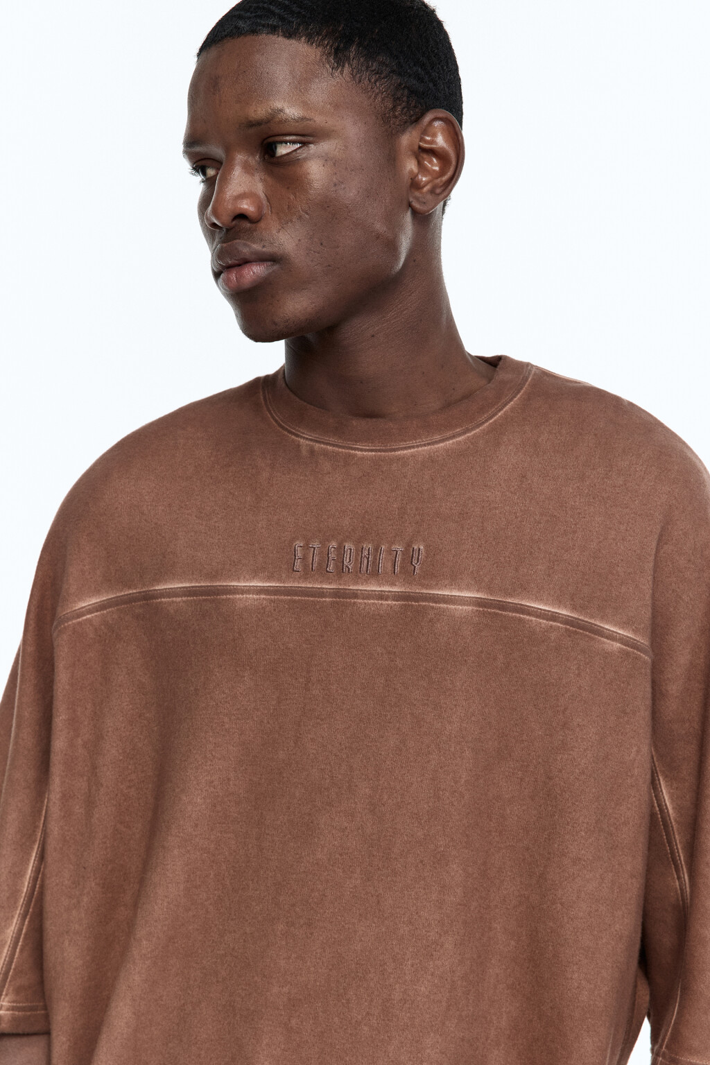 Футболка oversize с состаренным эффектом и принтом - цвет коричневый - 2