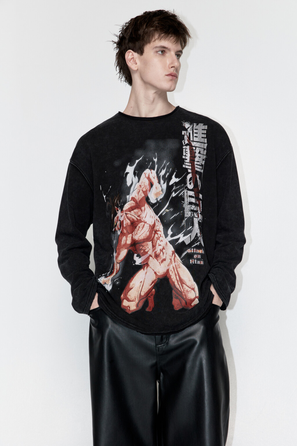 Лонгслив oversize с принтом Атака титанов - цвет черный - 1