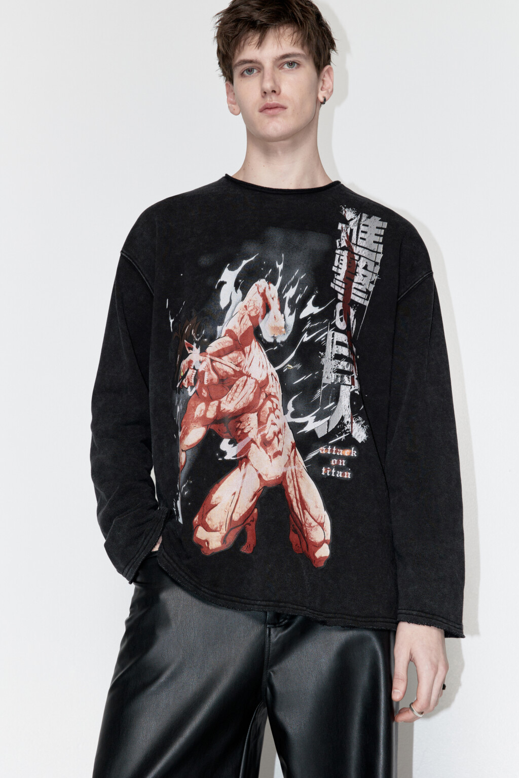 Лонгслив oversize с принтом Атака титанов - цвет черный - 2