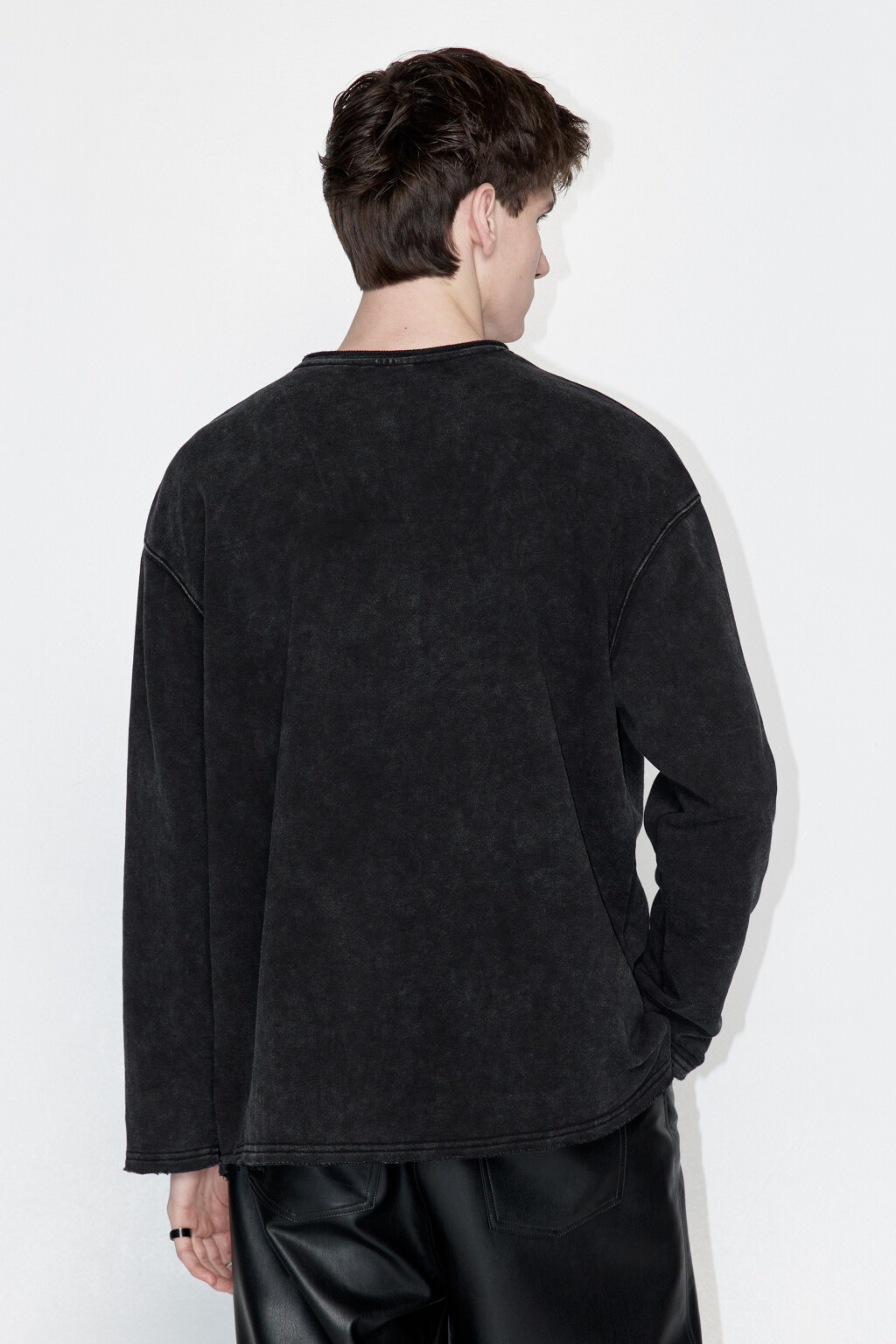 Лонгслив oversize с принтом Атака титанов - цвет черный - 5