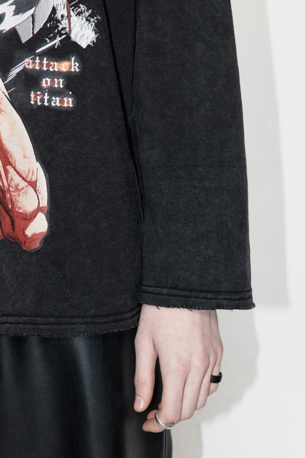 Лонгслив oversize с принтом Атака титанов - цвет черный - 8