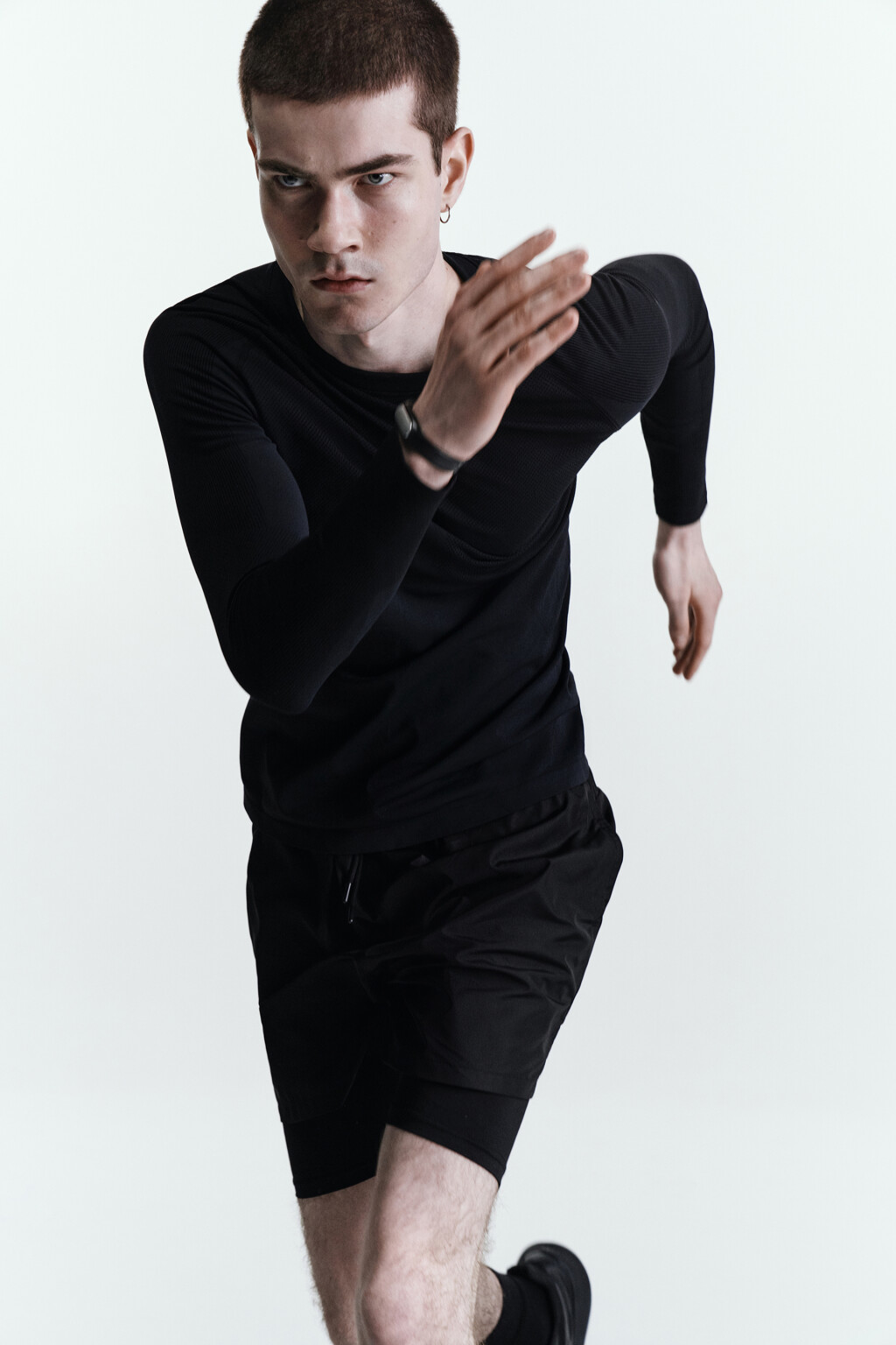 Лонгслив спортивный бесшовный - цвет черный - 8