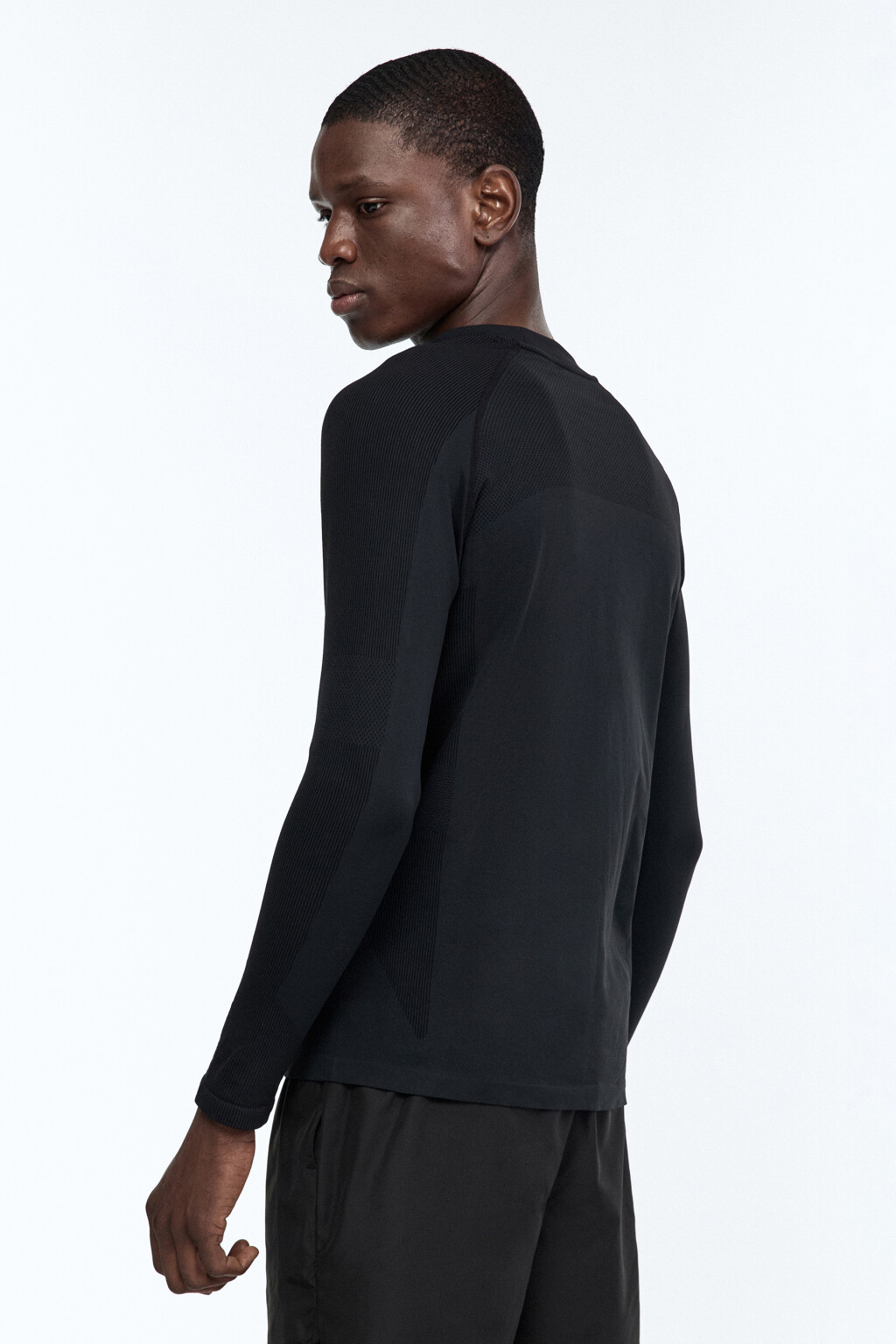 Лонгслив спортивный бесшовный - цвет черный - 3