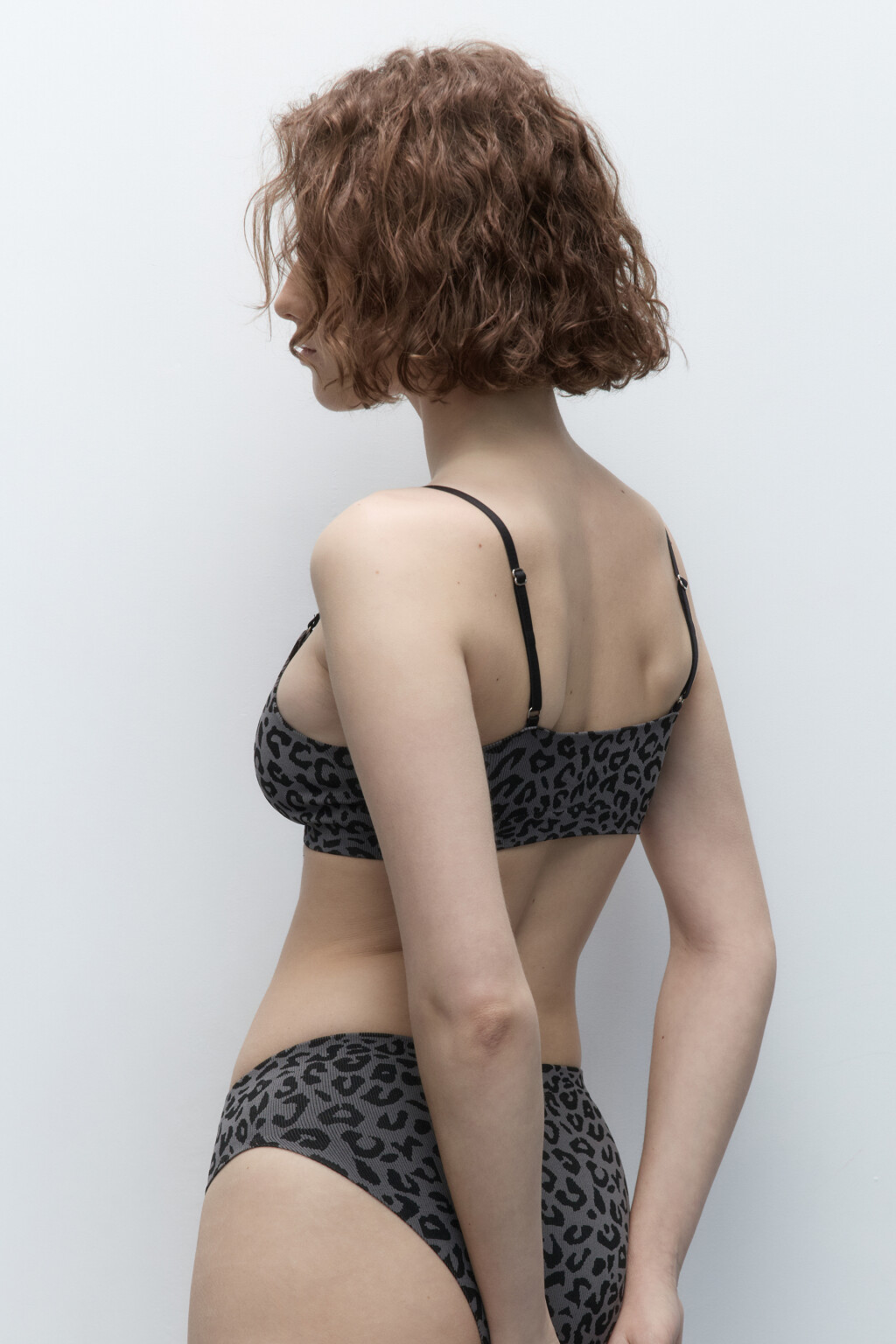 Бюстгальтер-топ в рубчик с анималистическим принтом - цвет серый - 3