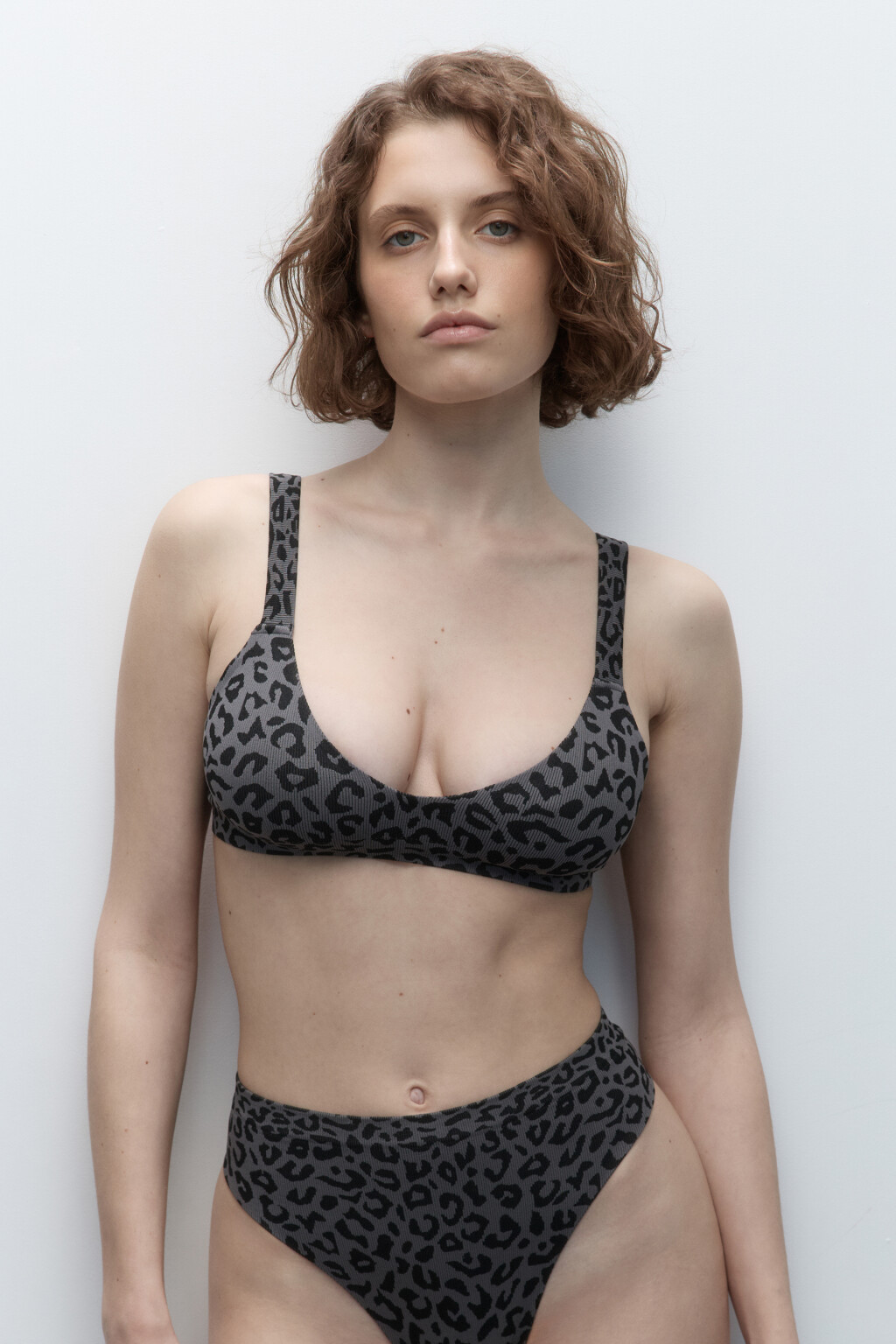 Бюстгальтер-топ в рубчик с анималистическим принтом - цвет серый - 2