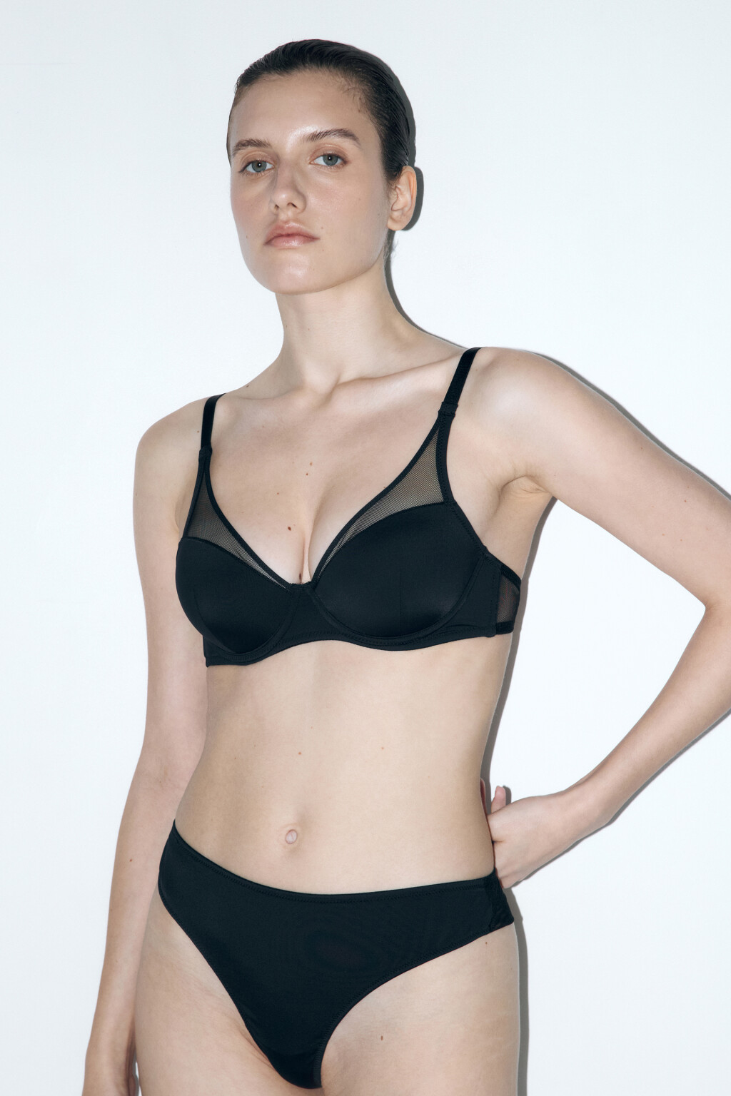 Бюстгальтер-бра гладкий с сетчатой вставкой - цвет черный - 2