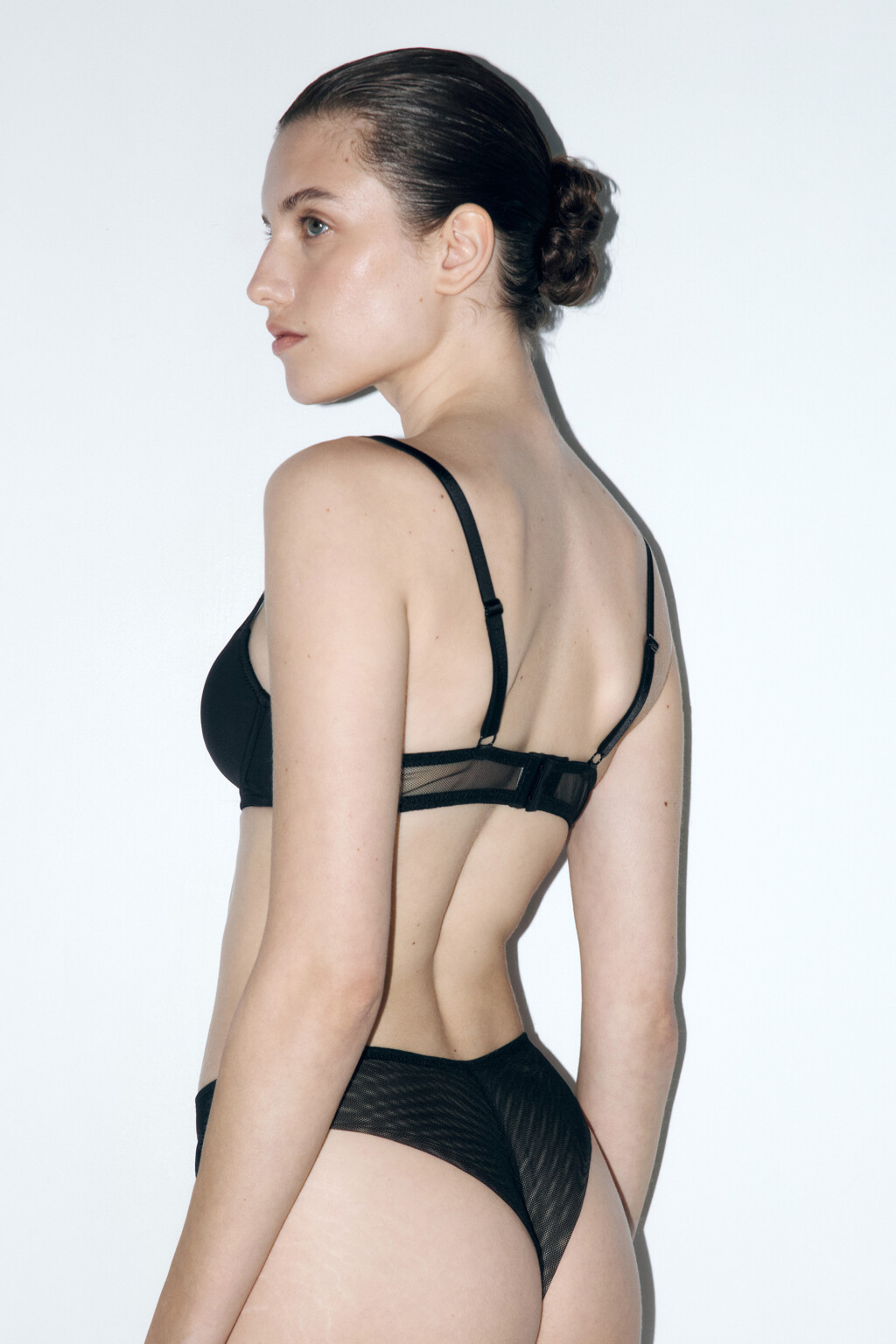 Бюстгальтер-бра гладкий с сетчатой вставкой - цвет черный - 3