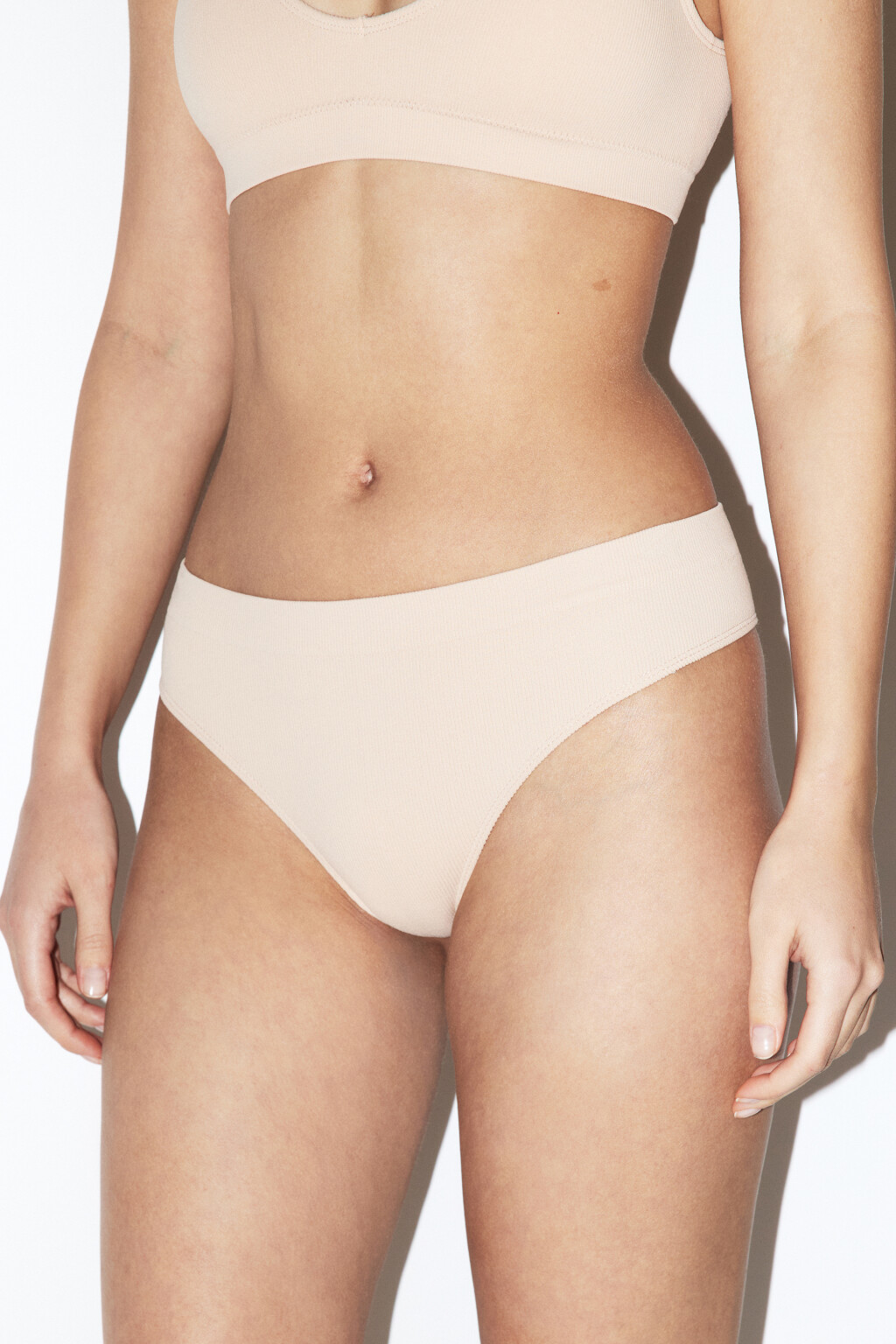 Трусы-танга бесшовные в рубчик - цвет бежевый - 3