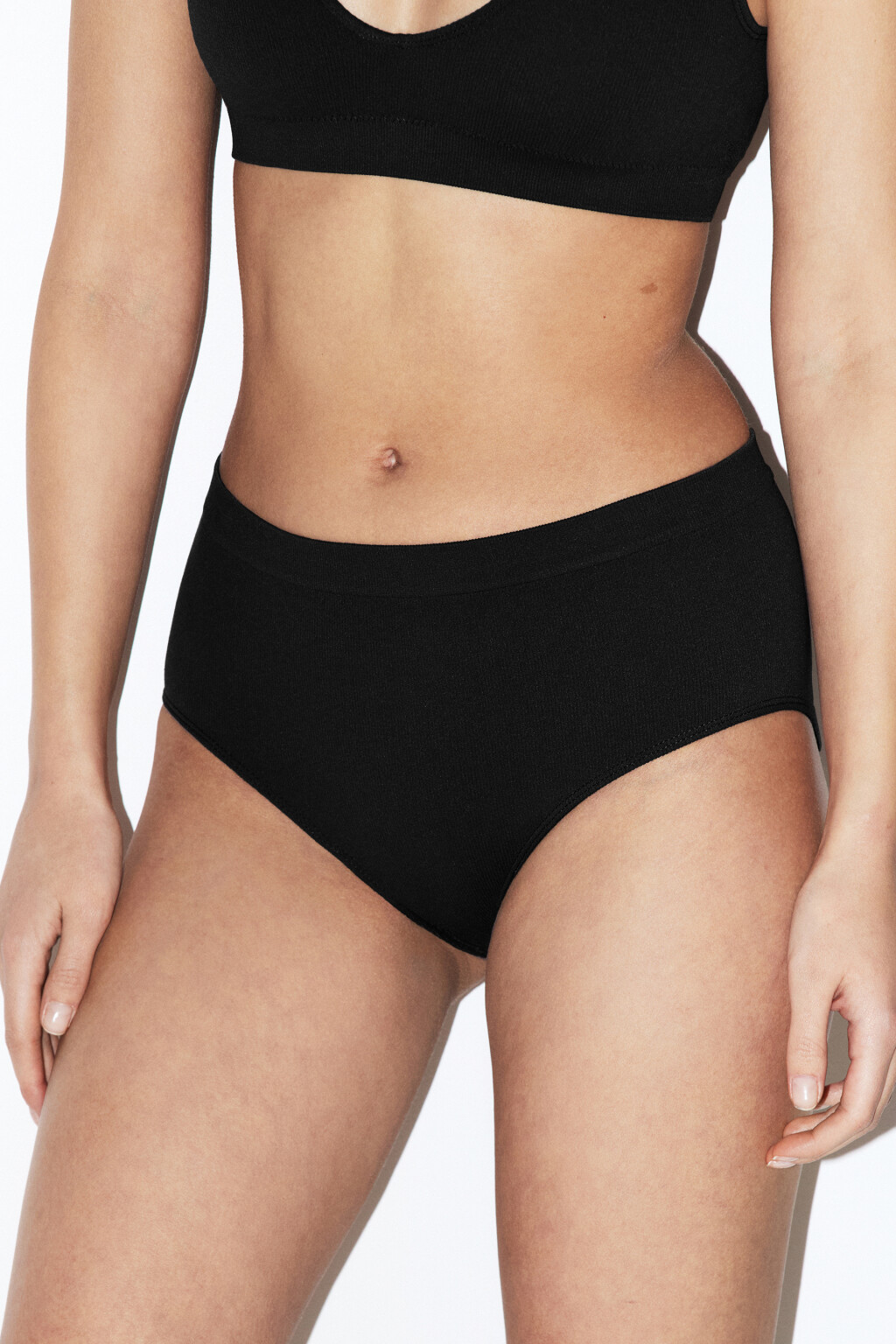 Трусы-слипы бесшовные высокие в рубчик - цвет черный - 1