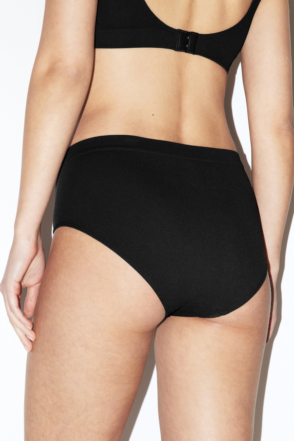 Трусы-слипы бесшовные высокие в рубчик - цвет черный - 2