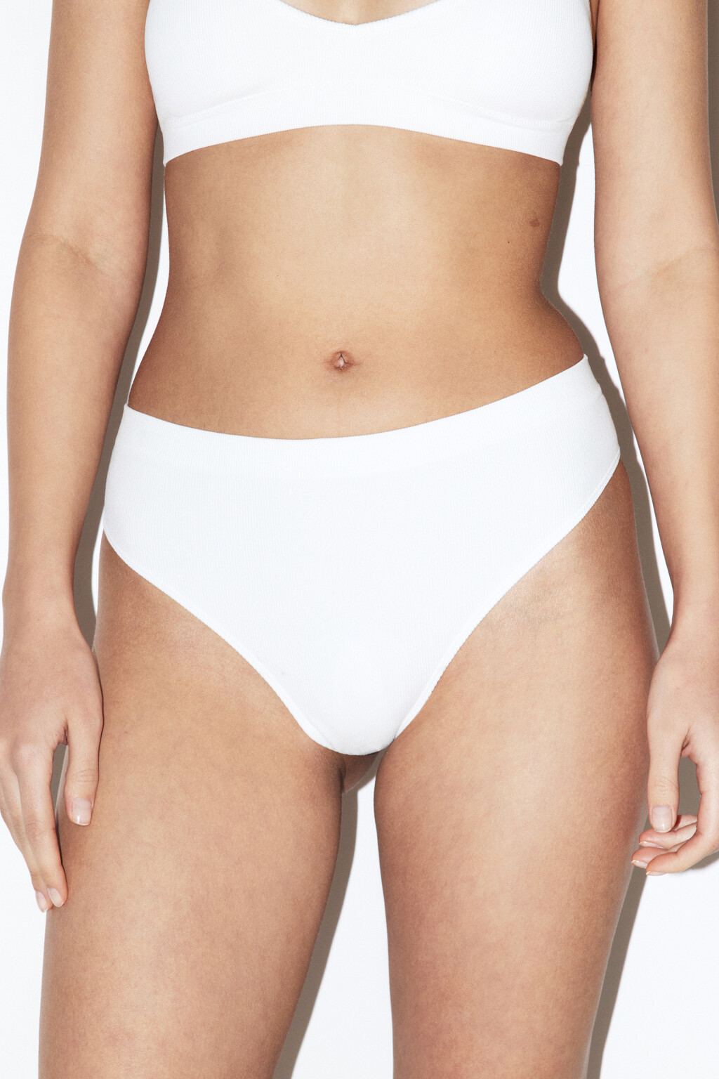 Трусы-стринги высокие бесшовные в рубчик - цвет белый - 2