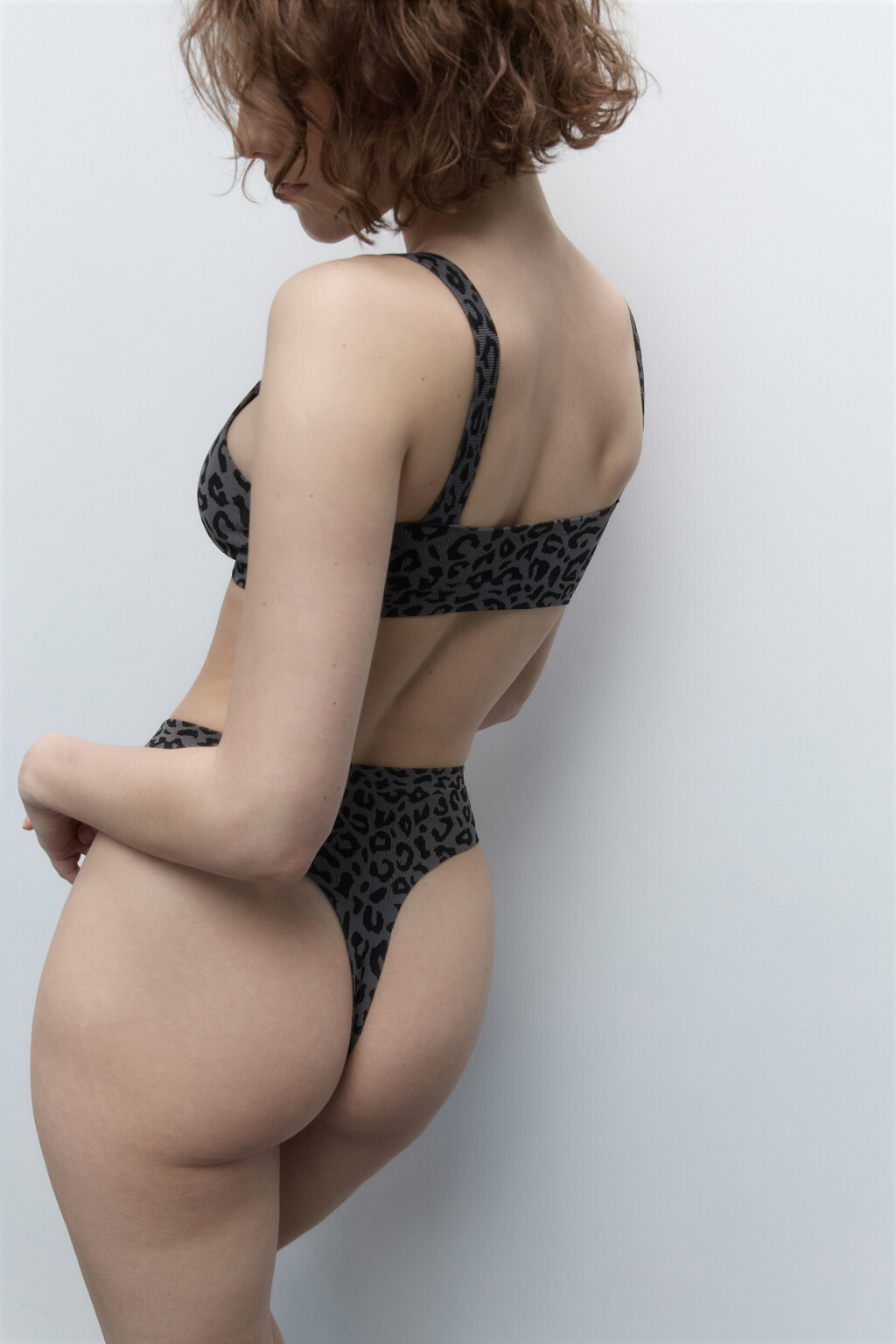 Трусы-стринги высокие с анималистическим принтом - цвет серый - 1