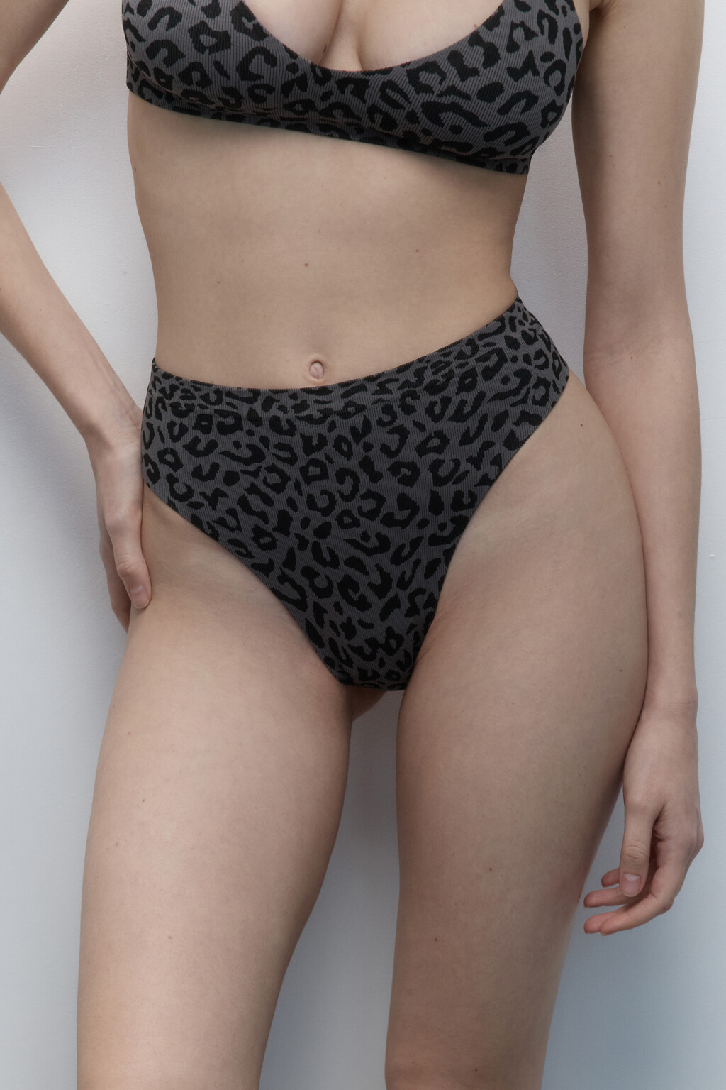 Трусы-стринги высокие с анималистическим принтом - цвет серый - 2