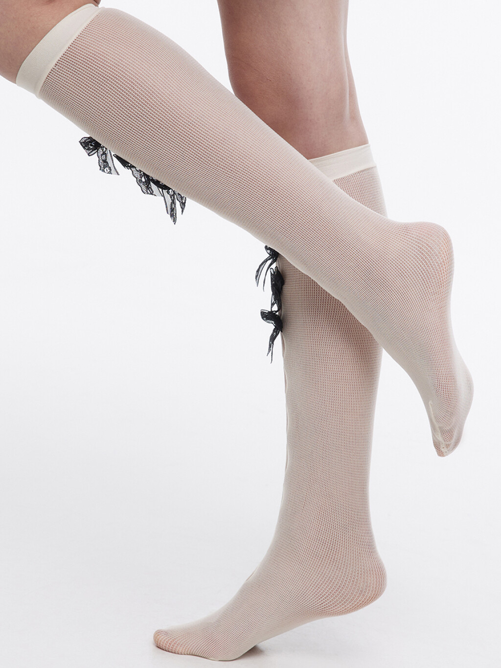 Гольфы сетчатые с разрезами и бантиками - цвет белый - 2