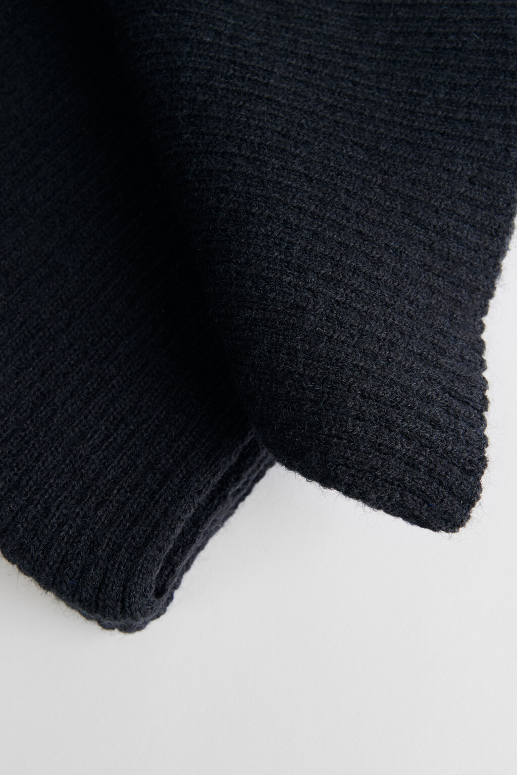 Шарф вязаный в рубчик без бахромы - цвет черный - 2