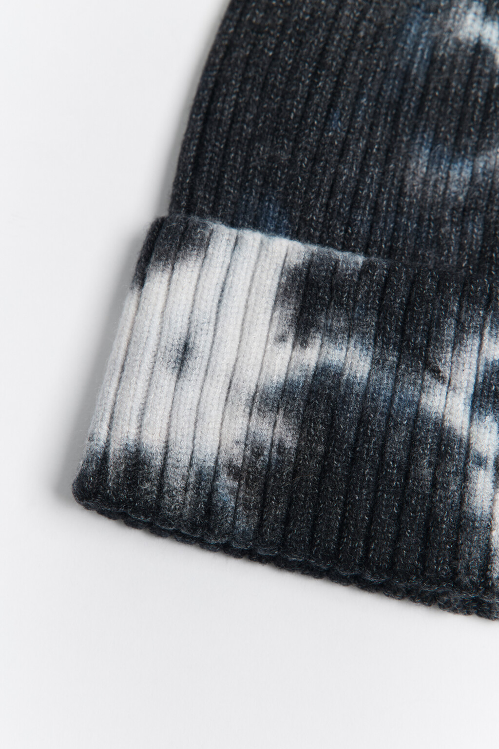 Шапка вязаная в рубчик с принтом тай-дай - цвет черный - 2