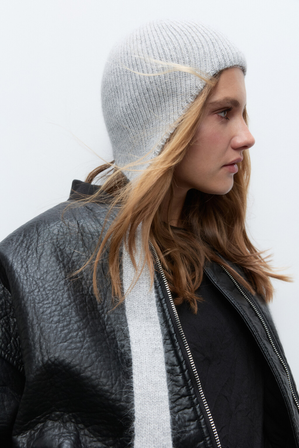 Шапка-чепчик вязаная с длинными завязками - цвет серый - 2