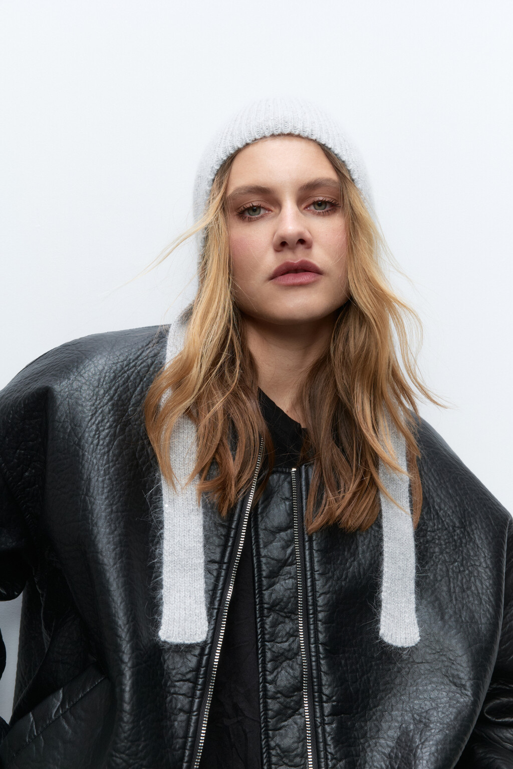 Шапка-чепчик вязаная с длинными завязками - цвет серый - 3