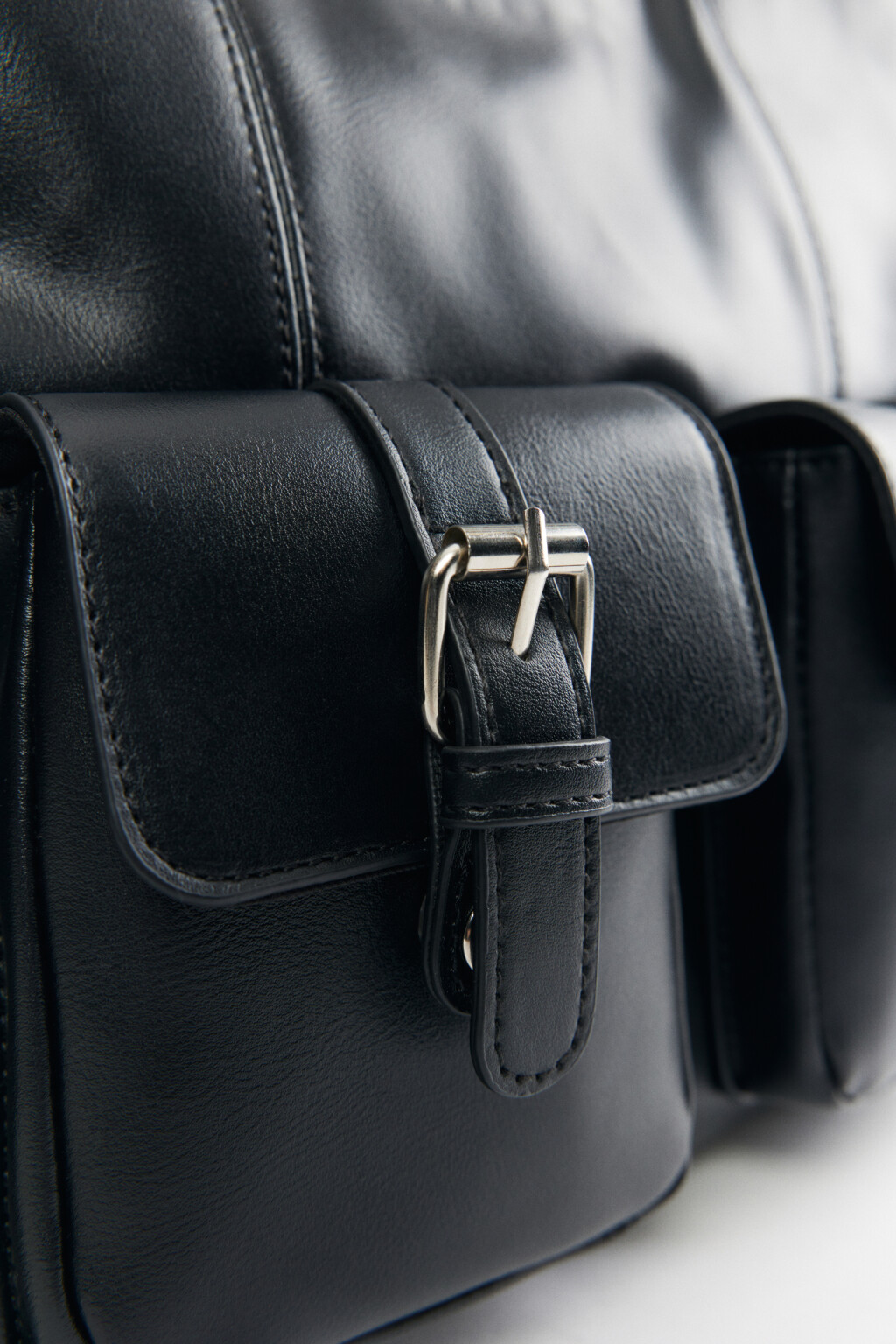 Сумка на плечо с наружными карманами - цвет черный - 4