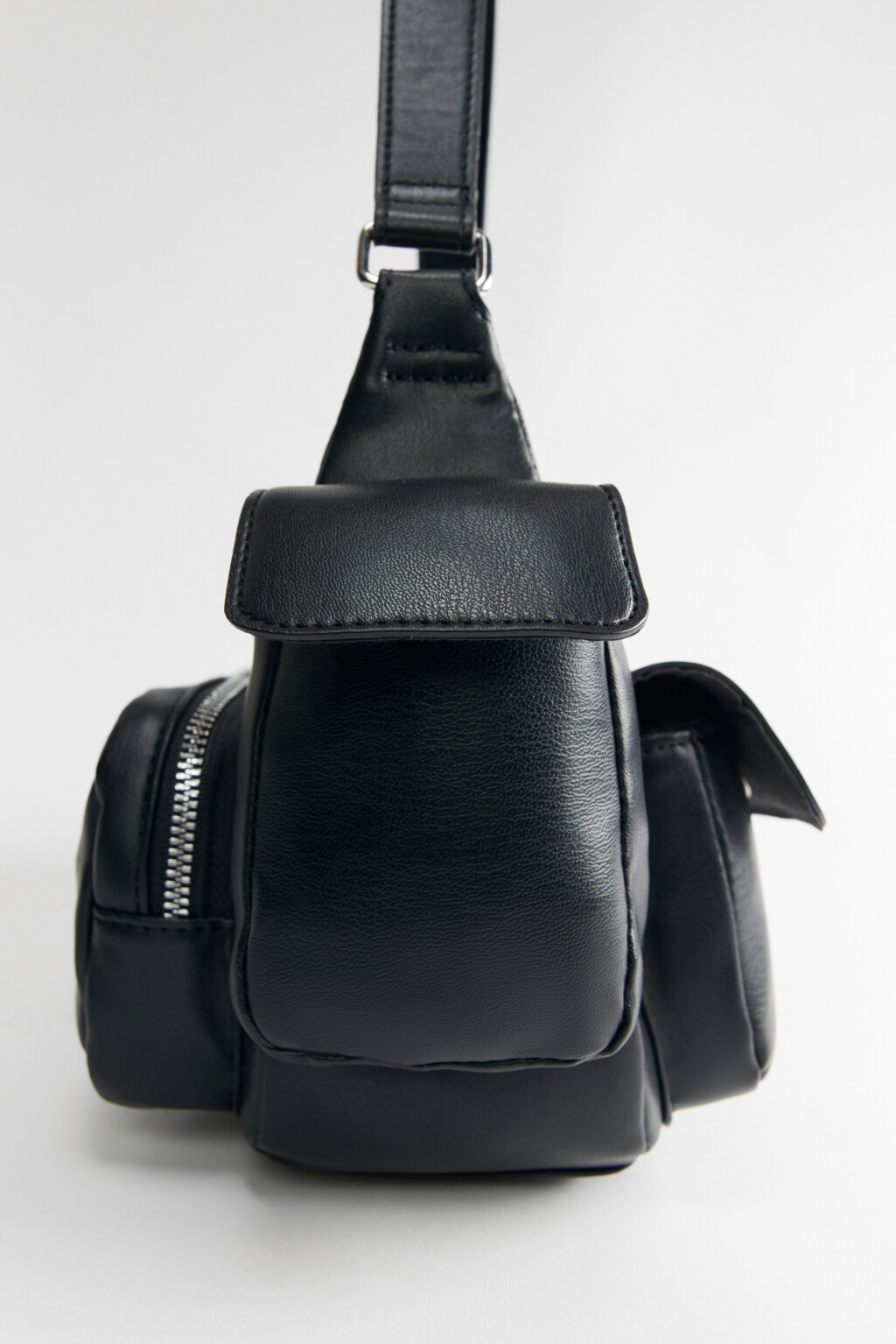Сумка на плечо с наружными карманами - цвет черный - 3