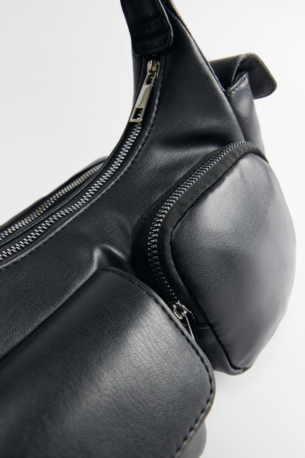 Сумка на плечо с наружными карманами - цвет черный - 4