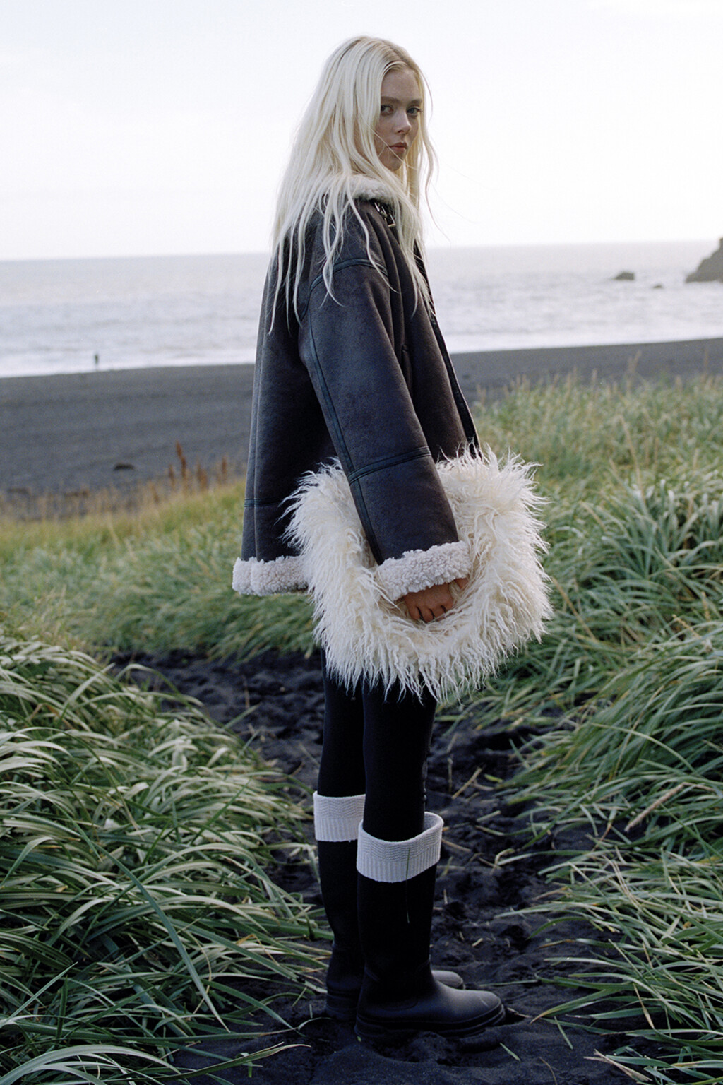 Сумка на плечо из длинного искусственного меха - цвет бежевый - 7