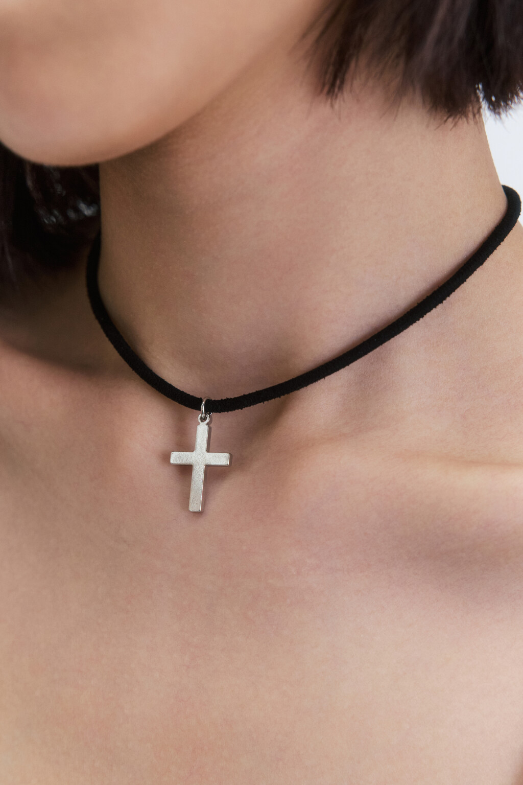 Колье-шнурок с крестиком - цвет серый - 2