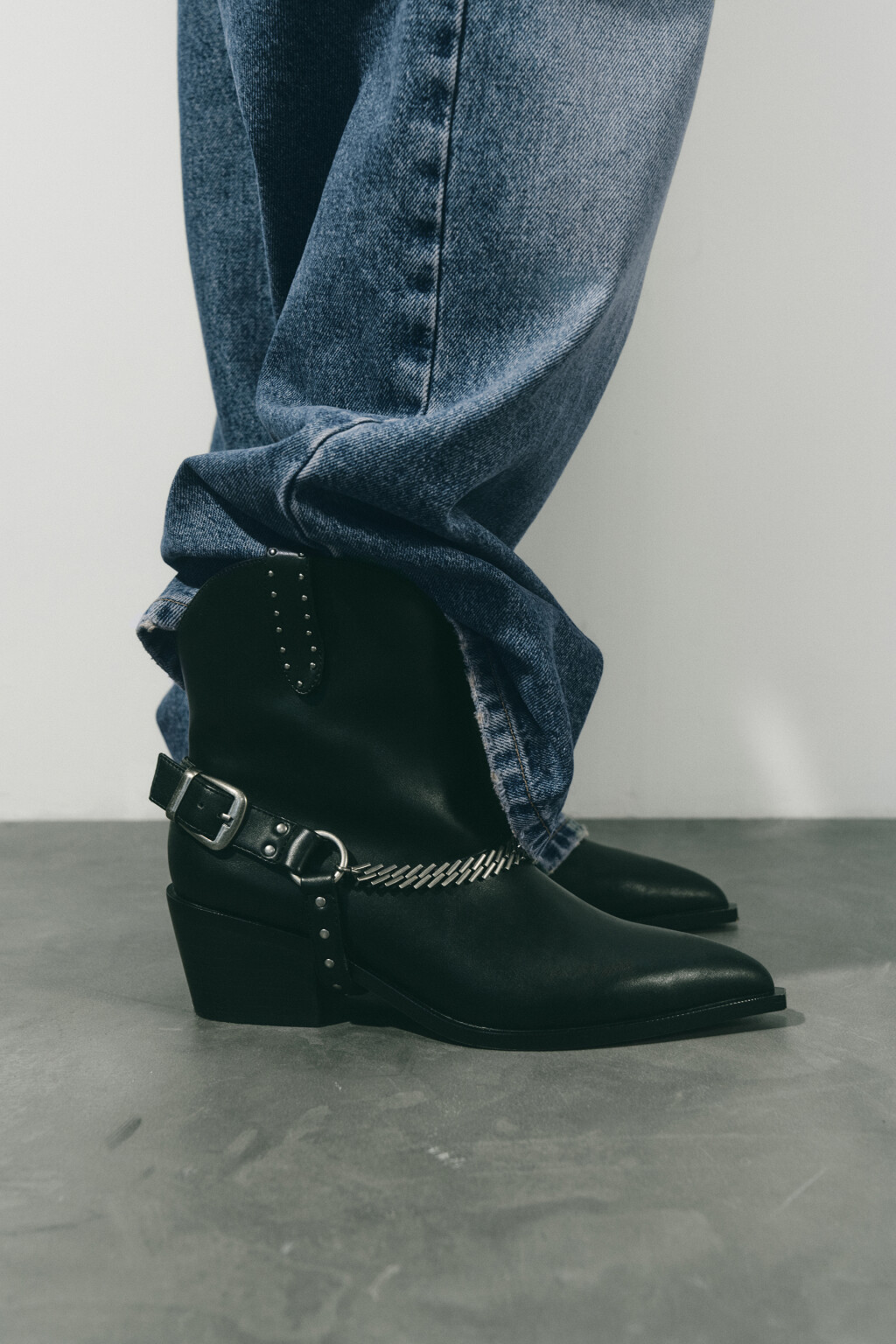 Ботинки-казаки с металлическим декором - цвет черный - 8