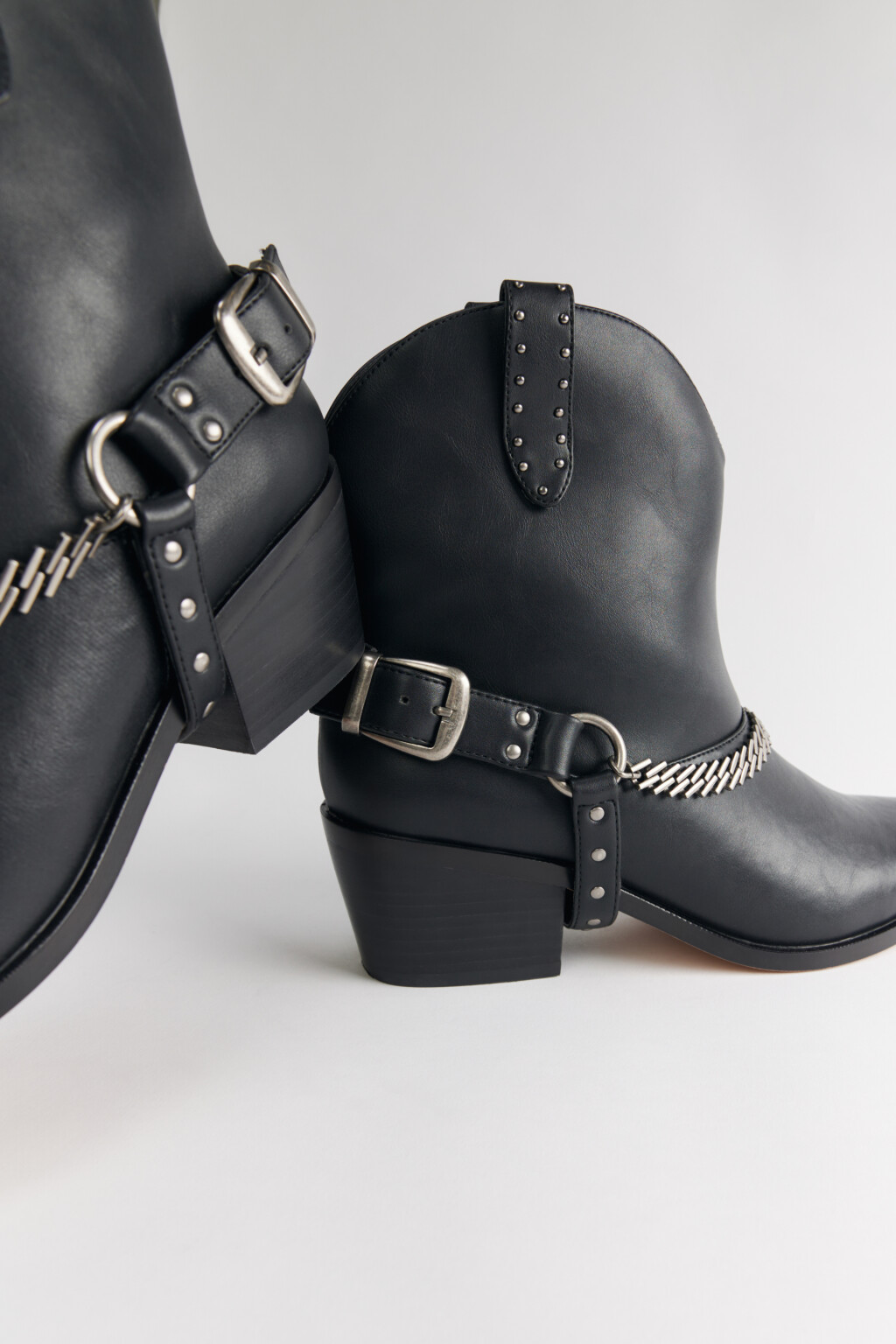 Ботинки-казаки с металлическим декором - цвет черный - 6