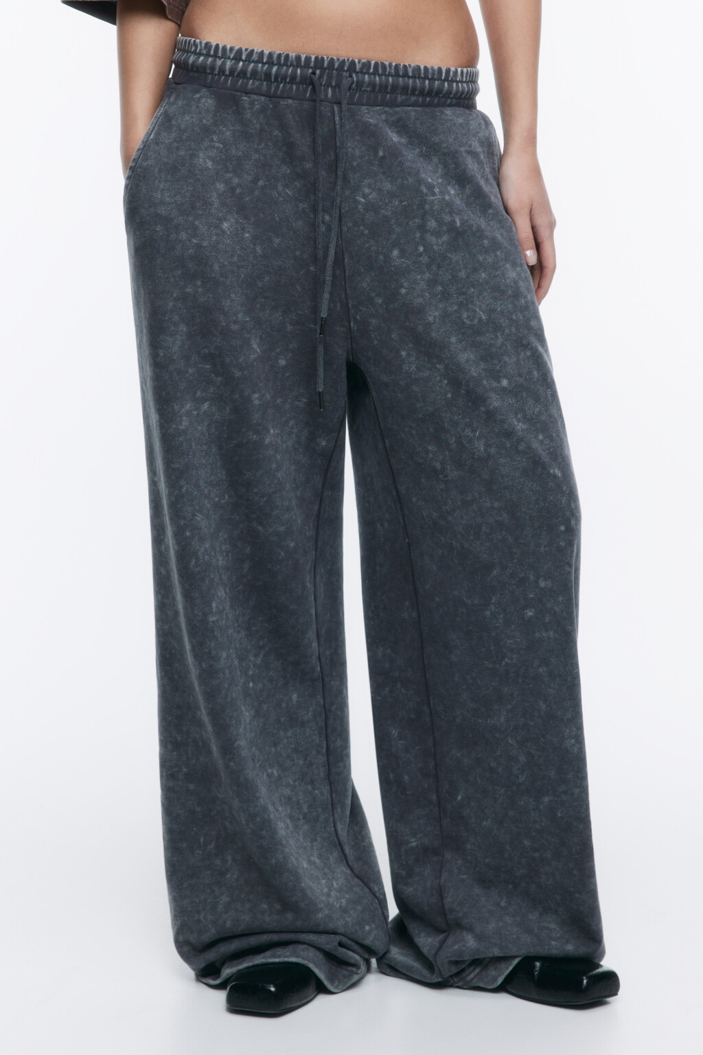 Брюки широкие трикотажные со стиркой - цвет серый - 2