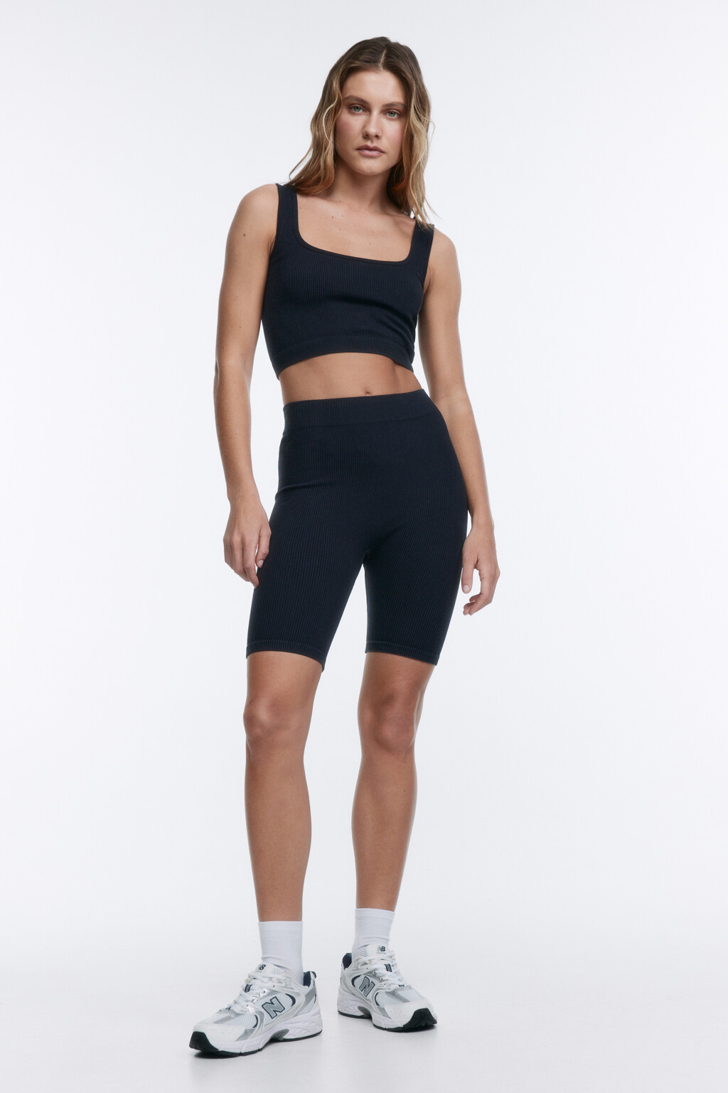 Шорты-велосипедки в рубчик с высокой посадкой - цвет серый - 5