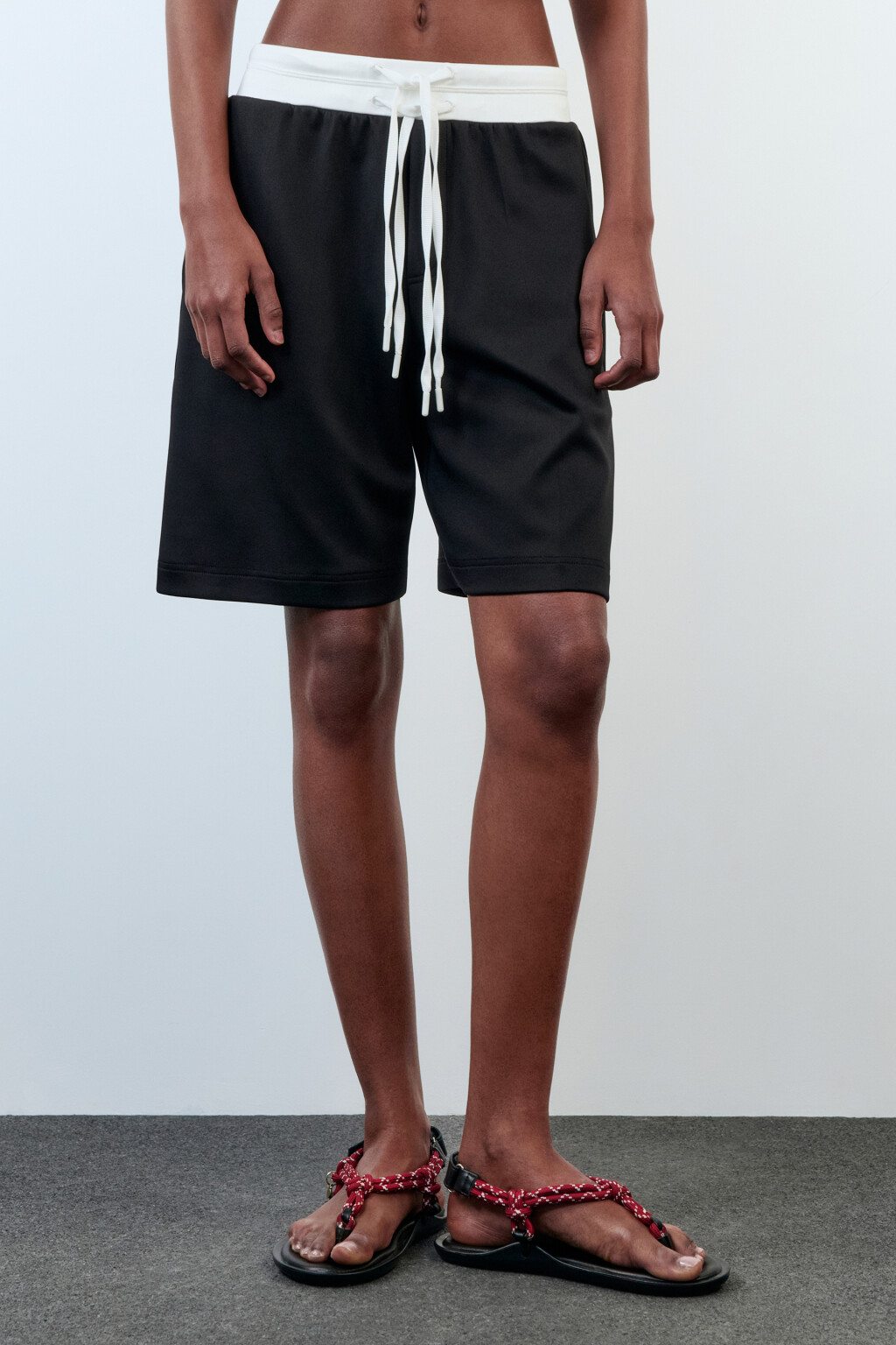 Шорты-бермуды костюмные с двойным поясом - цвет черный - 2