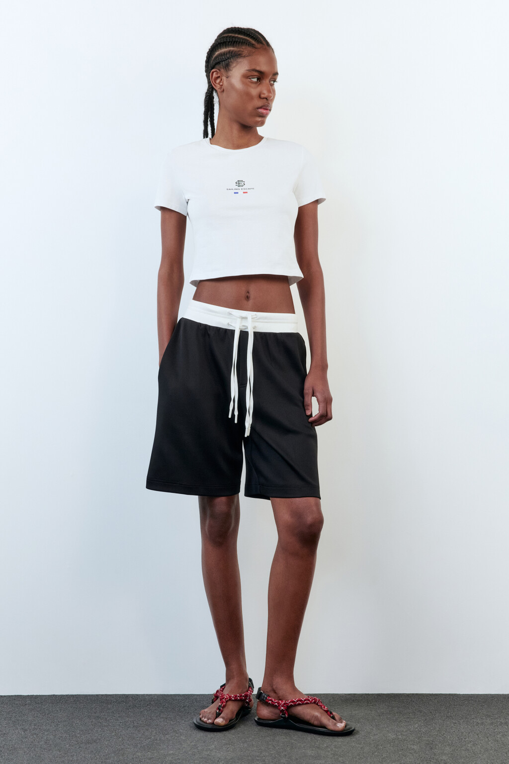 Шорты-бермуды костюмные с двойным поясом - цвет черный - 5