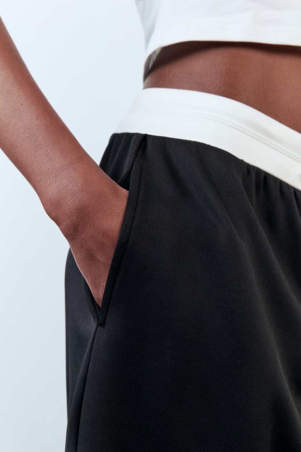 Шорты-бермуды костюмные с двойным поясом - цвет черный - 7