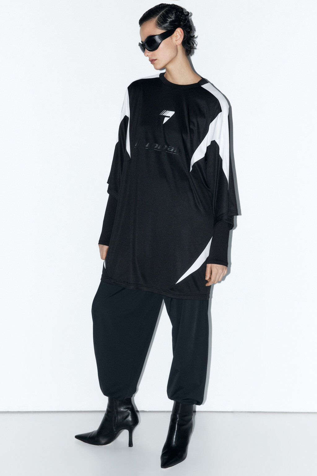 Платье-футболка свободное с принтом - цвет черный - 1