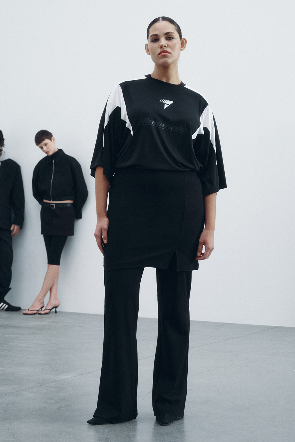 Платье-футболка свободное с принтом - цвет черный - 8