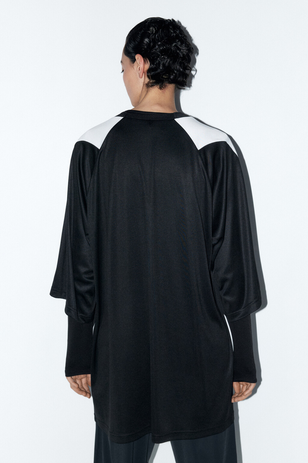 Платье-футболка свободное с принтом - цвет черный - 4