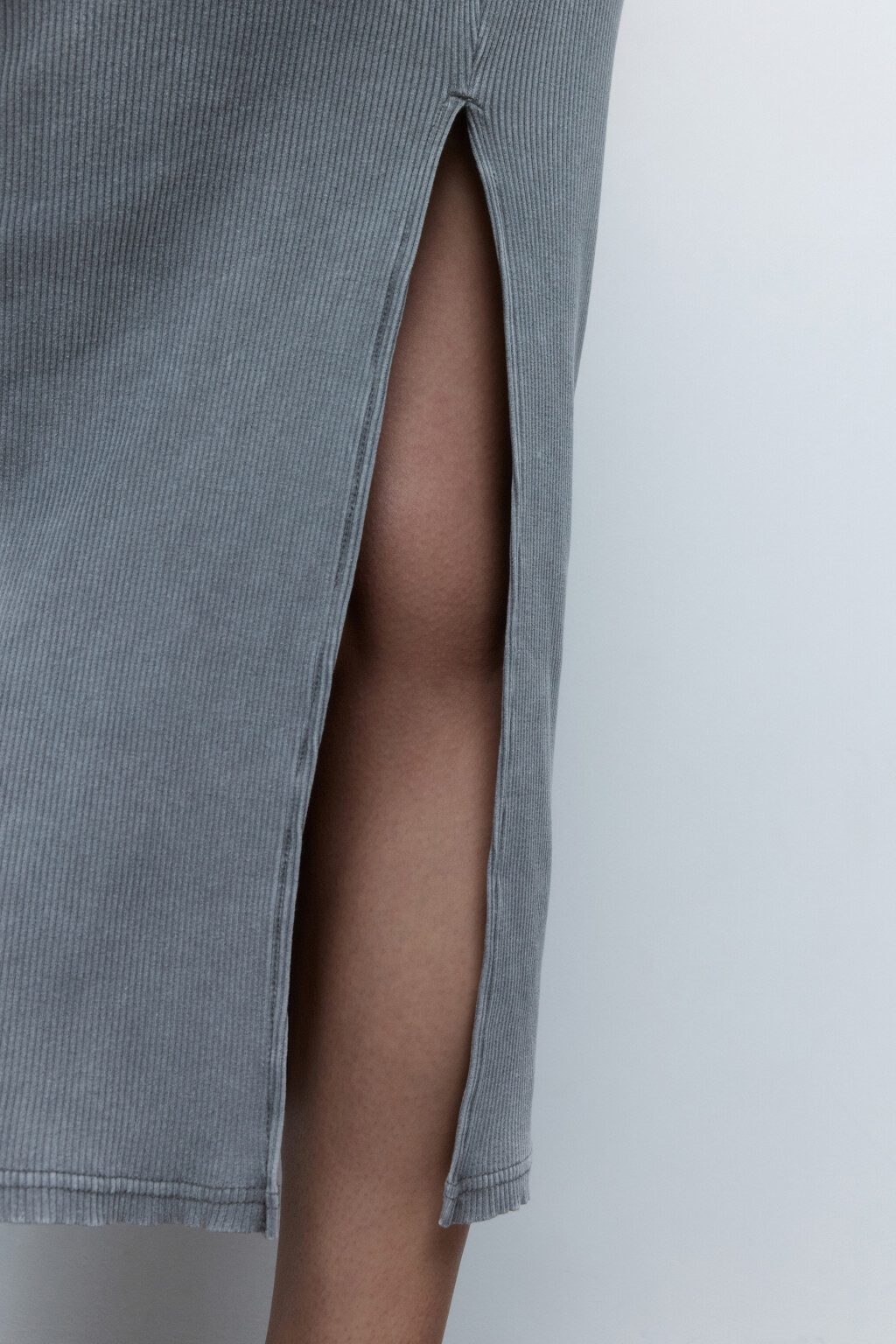 Платье-майка макси в рубчик с вареным эффектом - цвет серый - 7