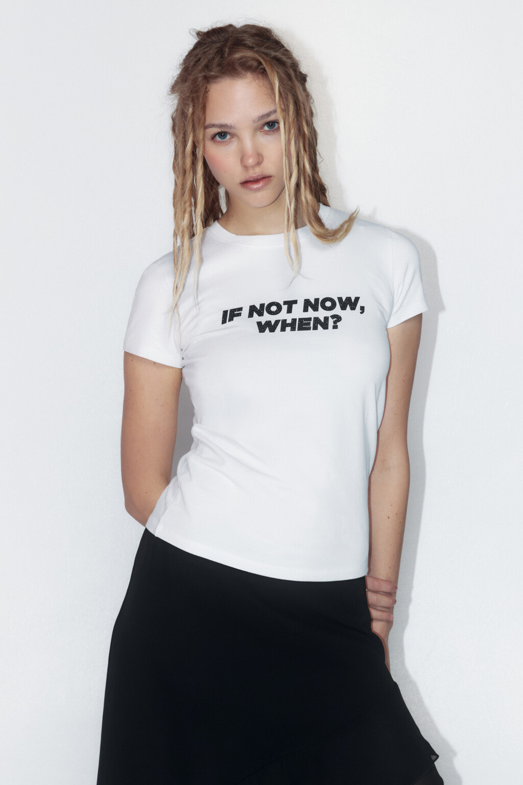 Футболка облегающая с принтом и стразами - цвет белый - 2