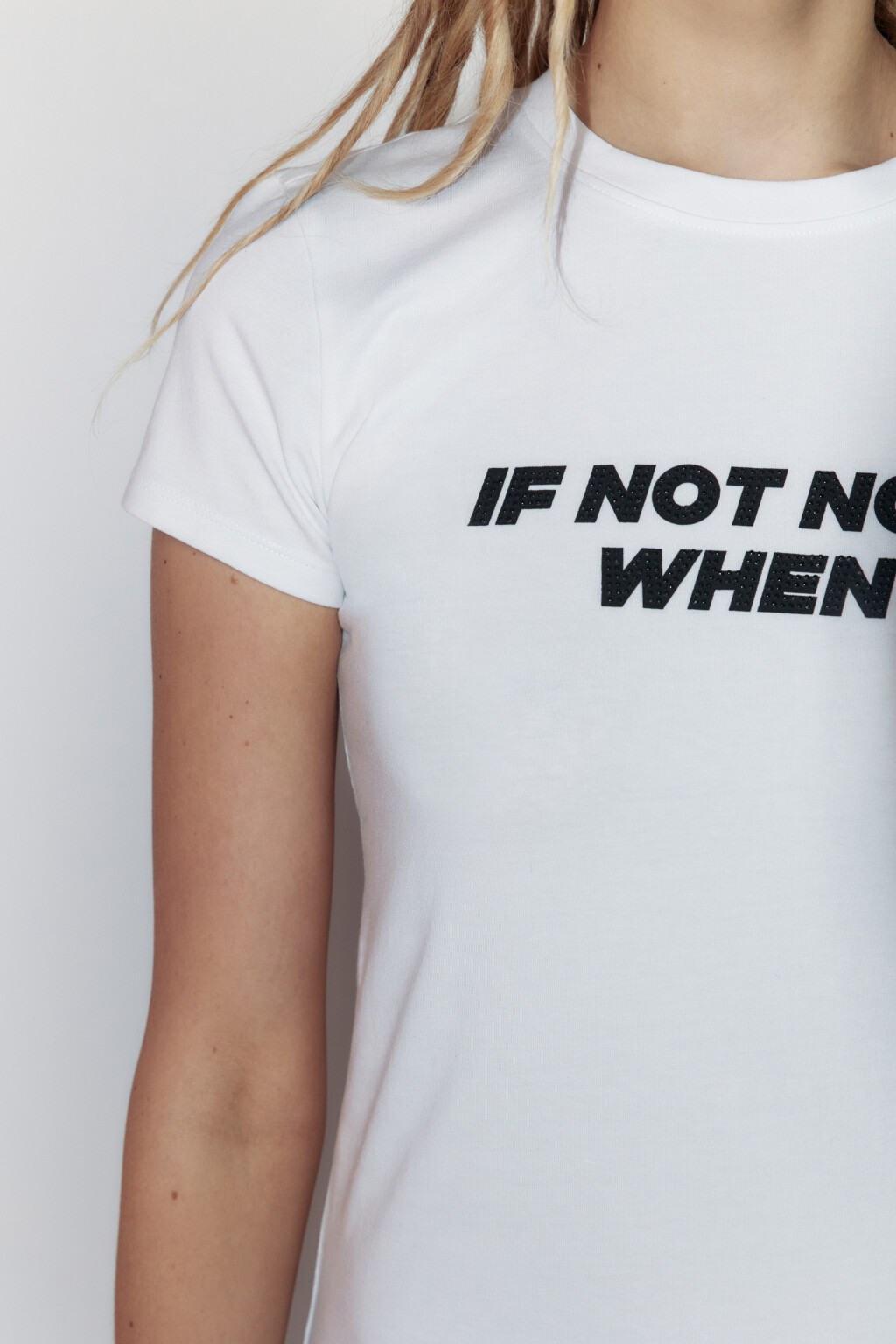 Футболка облегающая с принтом и стразами - цвет белый - 7