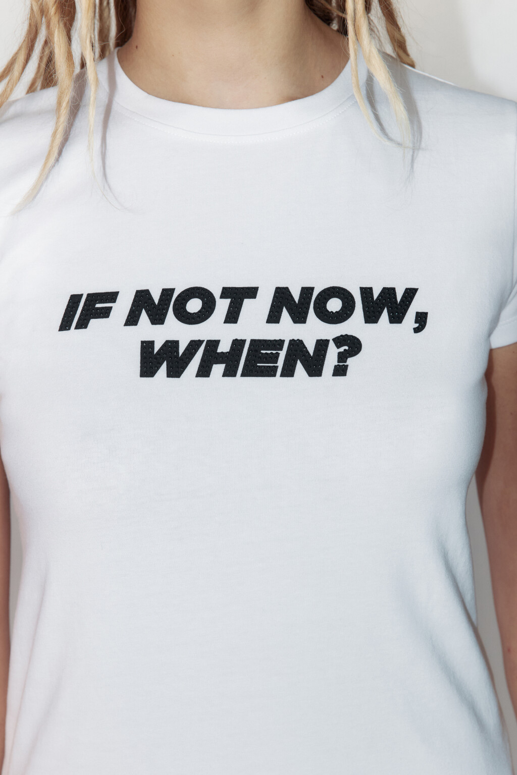 Футболка облегающая с принтом и стразами - цвет белый - 8